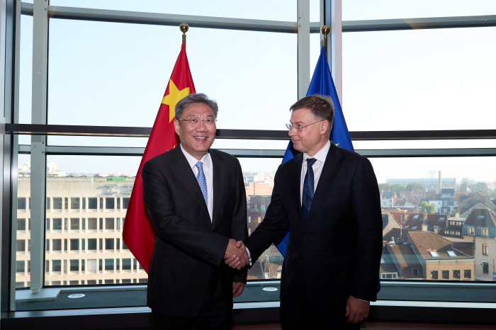 Chinese Minister of Commerce Wang Wentao shakes hands with European Commission Executive Vice President and Trade Commissioner Valdis Dombrovskis in Brussels, Belgium, September 19, 2024. /China's Ministry of Commerce