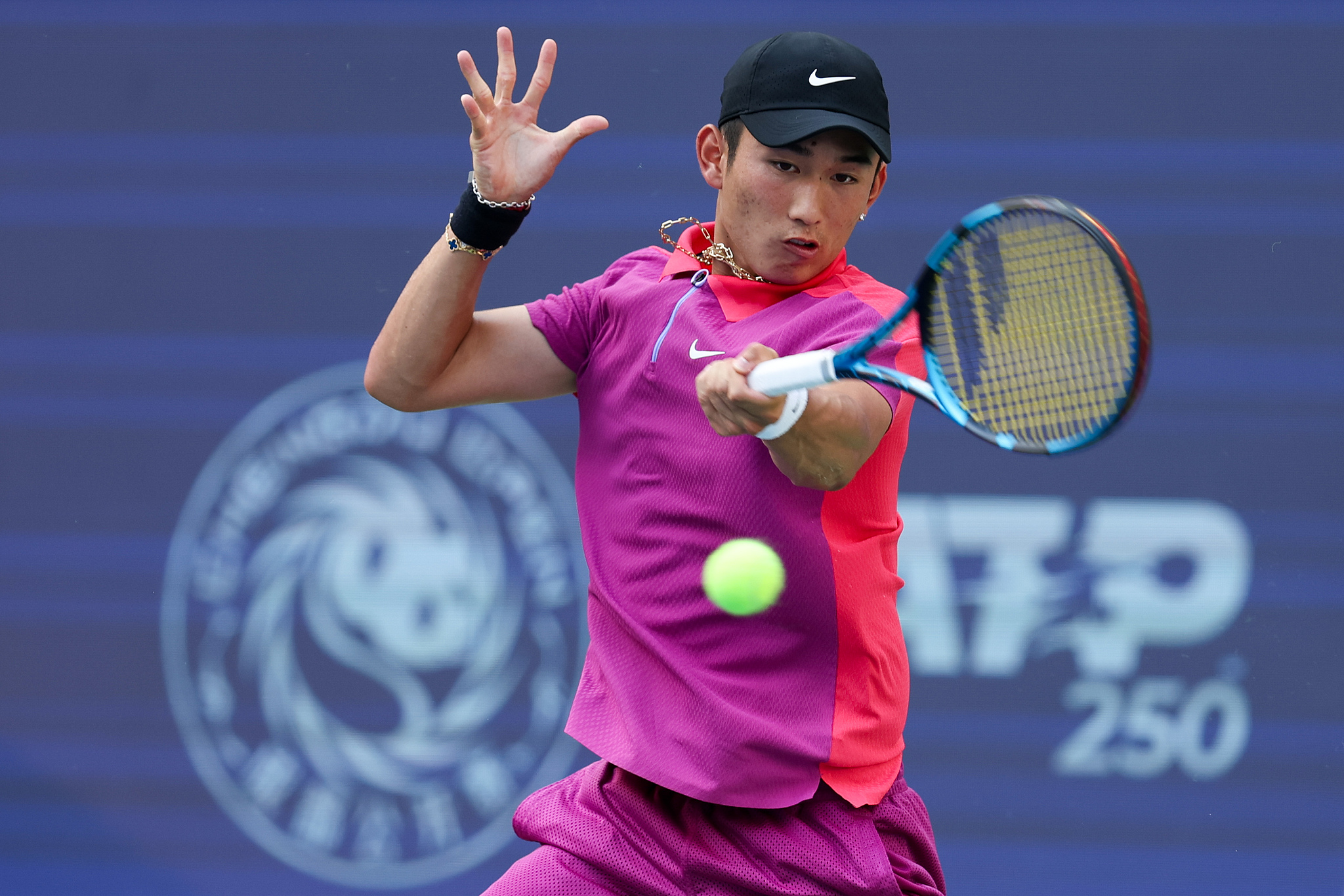 Shang Juncheng of China competes in the men's singles match against Kei Nishikori of Japan at the Chengdu Open in Chengdu, southwest China's Sichuan Province, September 19, 2024. /CFP