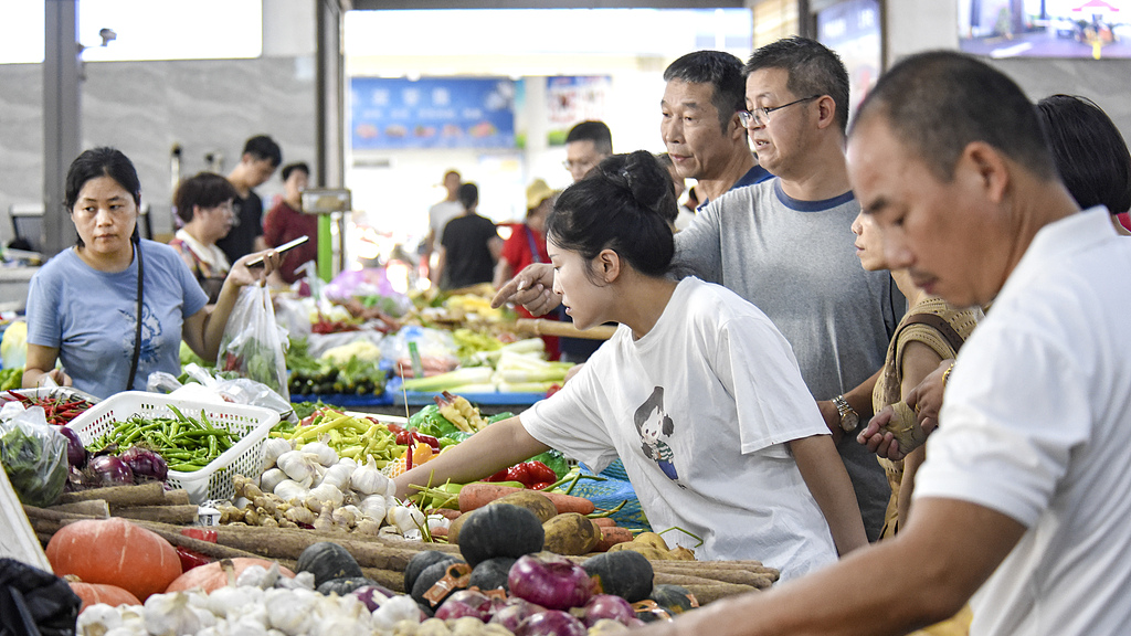 People buy vegetables and fruits at an agricultural products wholesale market in Jinhua City, eastern China's Zhejiang Province, September 17, 2024. /CFP