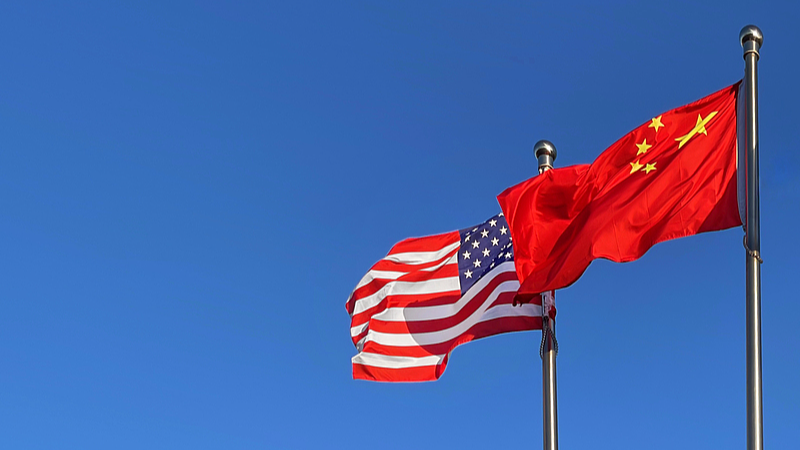 A file photo of Chinese and U.S. national flags. /CFP