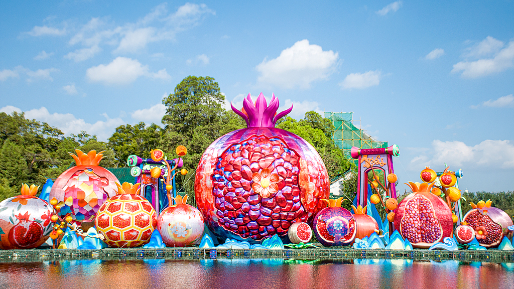 A lantern set featuring pomegranates is seen in Daguan Park in Kunming, Yunnan Province on September 18, 2024. /CFP