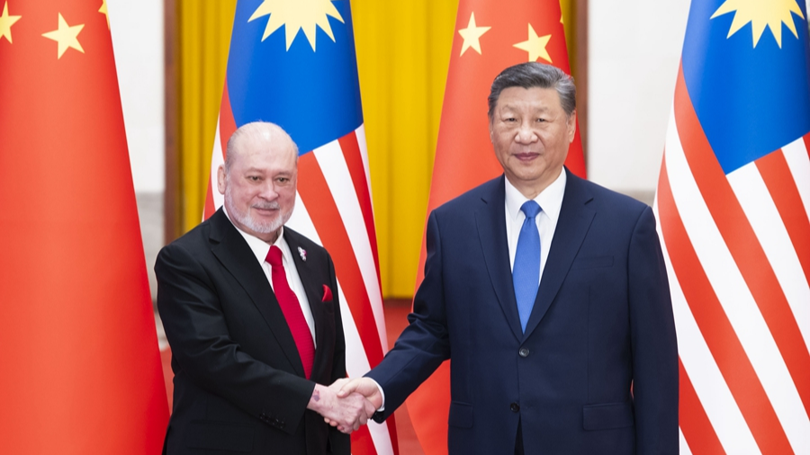 Chinese President Xi Jinping (R) shakes hands with Malaysia's King Sultan Ibrahim Sultan Iskandar, who is on a state visit to China, at the Great Hall of the People in Beijing, China, September 20, 2024. /Xinhua