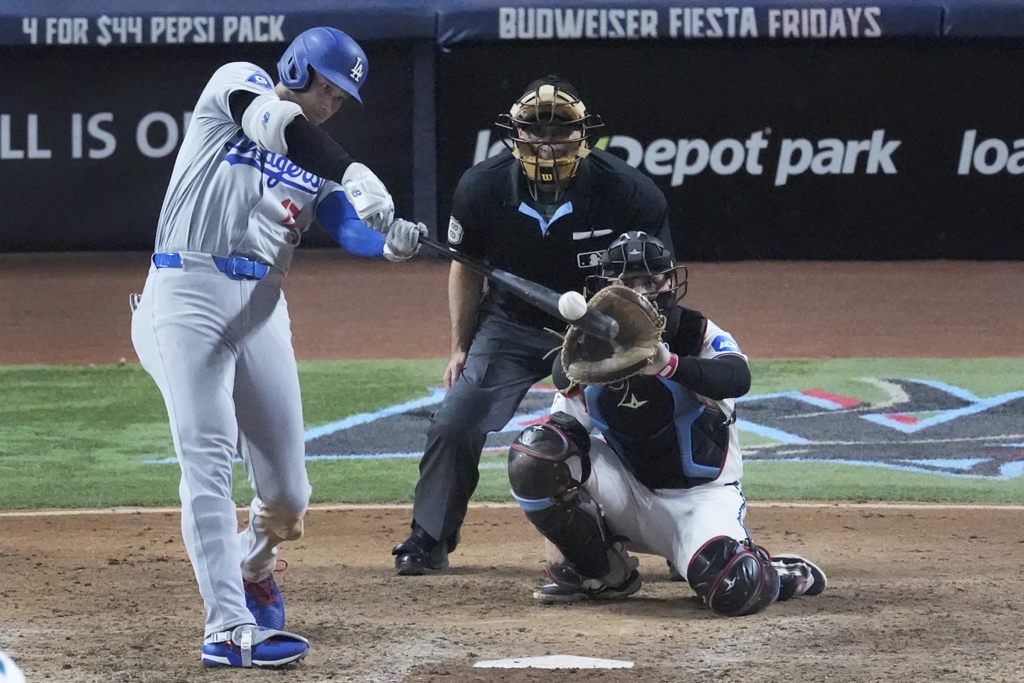 Shohei Ohtani (L) of the Los Angeles Dodgers hits a home run during the ninth inning in the game against the Miami Marlins at LoanDepot Park in Miami, Florida, September 19, 2024. /AP