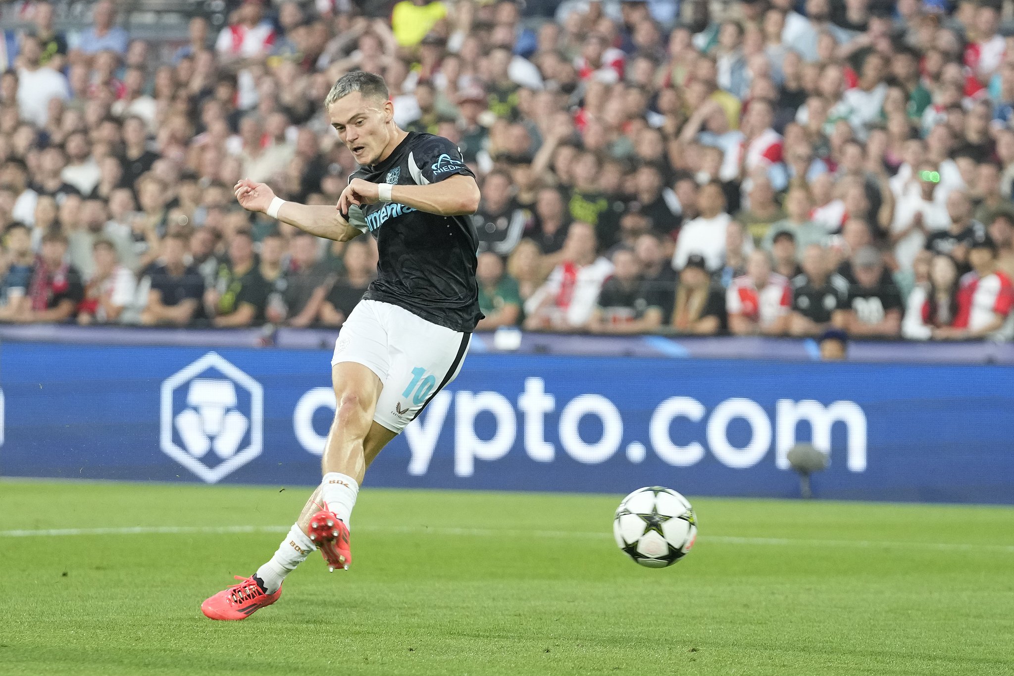 Florian Wirtz of Bayer 04 Leverkusen shoots to score a goal in the UEFA Champions League game against Feyenoord at De Kuip in Rotterdam, Netherlands, September 19, 2024. /CFP