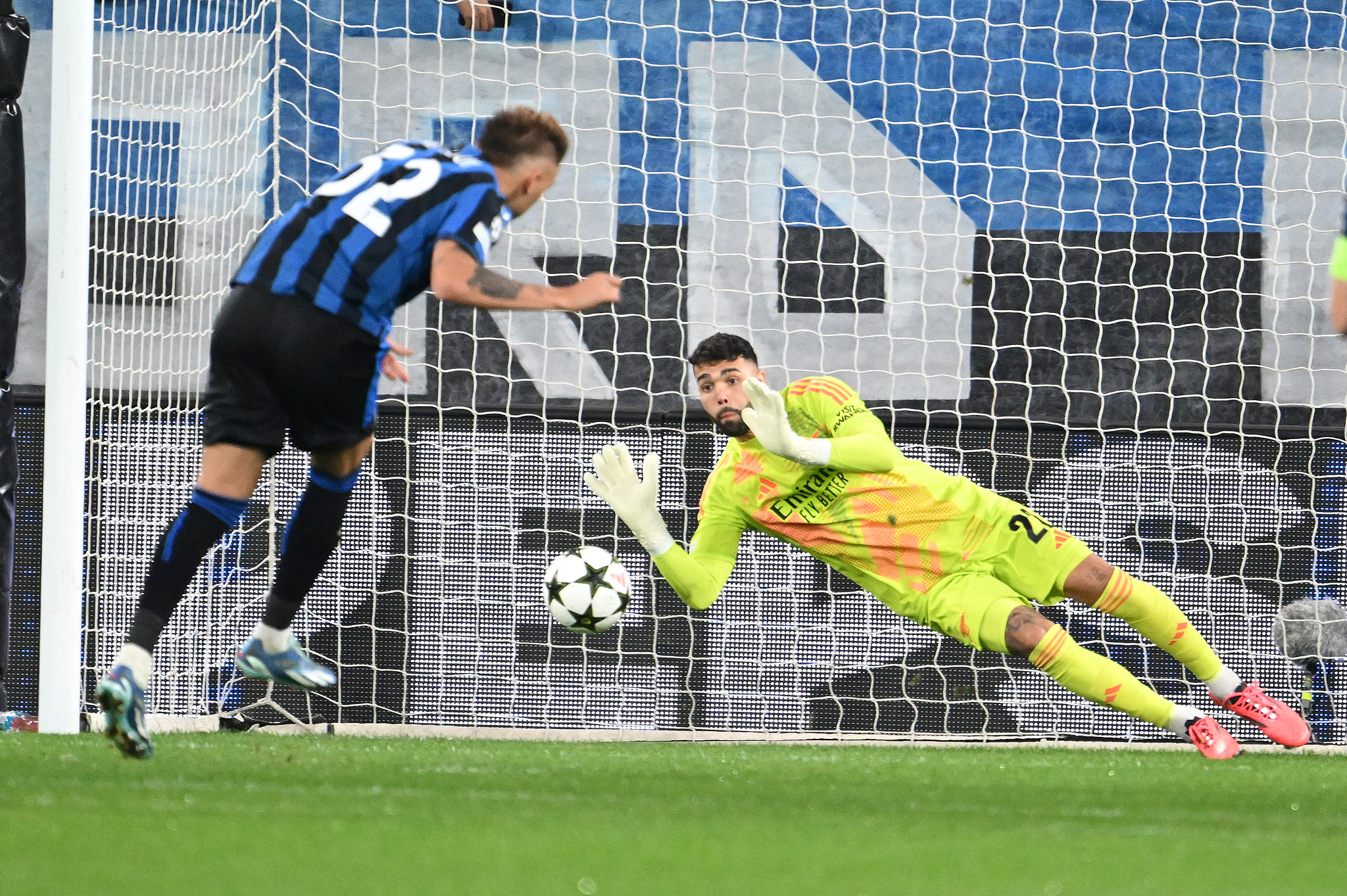 Goalkeeper David Raya (R) of Arsenla saves a penalty kick in the UEFA Champions League game against Atalanta at Stadio di Bergamo in Bergamo, Italy, September 19, 2024. /CFP 