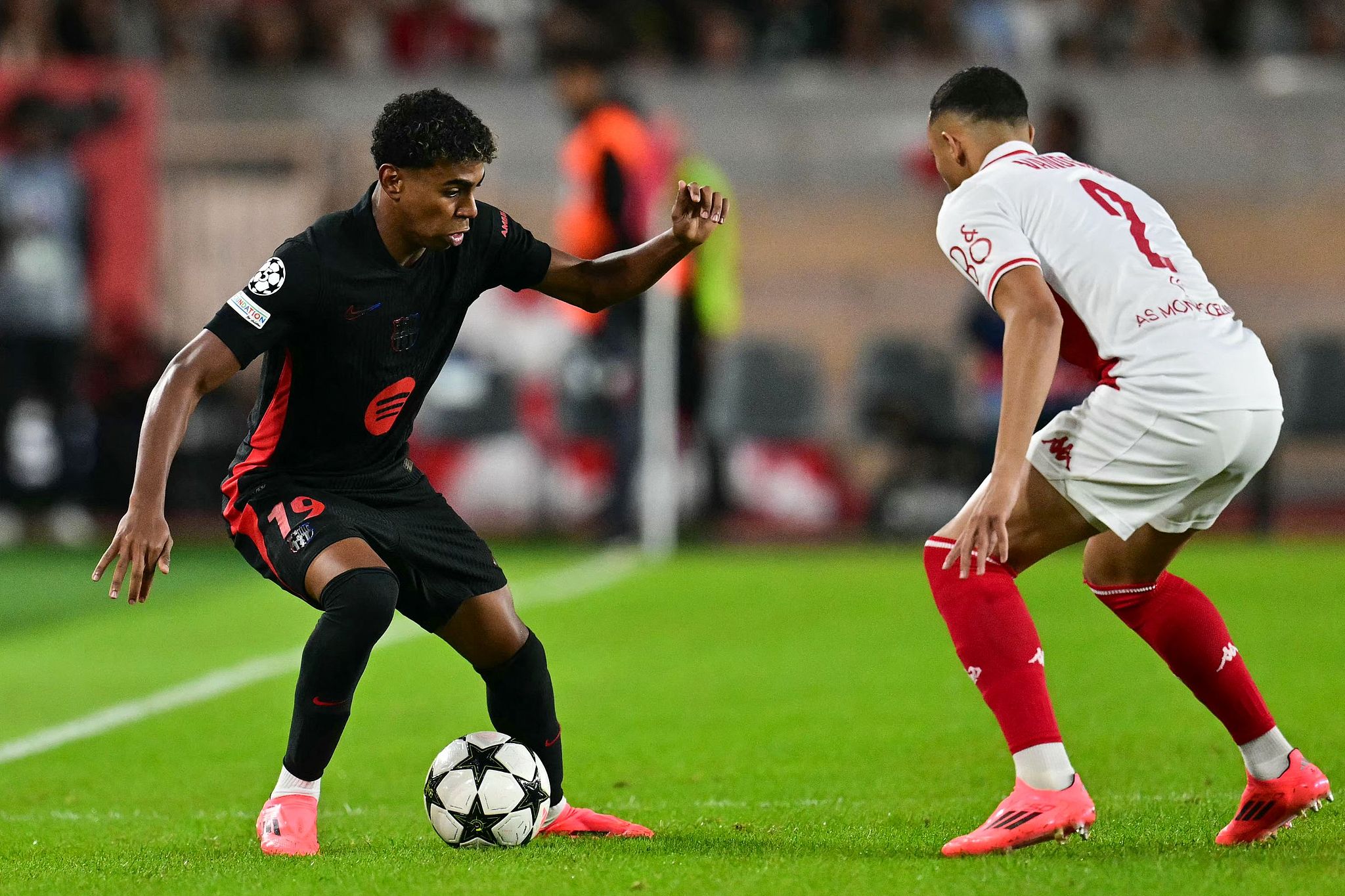 Lamine Yamal (L) of Barcelona controls the ball in the UEFA Champions League game against AS Monaco at the Louis II Stadium in Monaco, September 19, 2024. /CFP