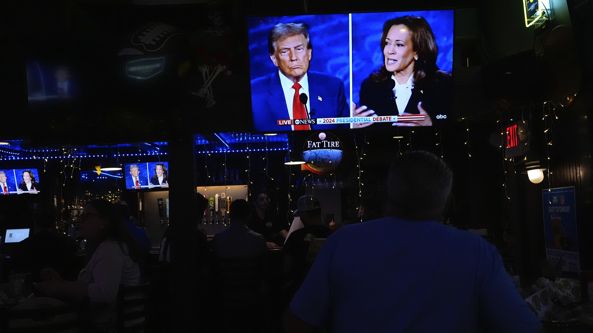 People watch TV screens showing a debate between the Democratic presidential nominee, Vice President Kamala Harris (R), and Republican presidential nominee, former President Donald Trump, at Sports Grill Kendall, September 10, 2024, in Miami, U.S. /CFP