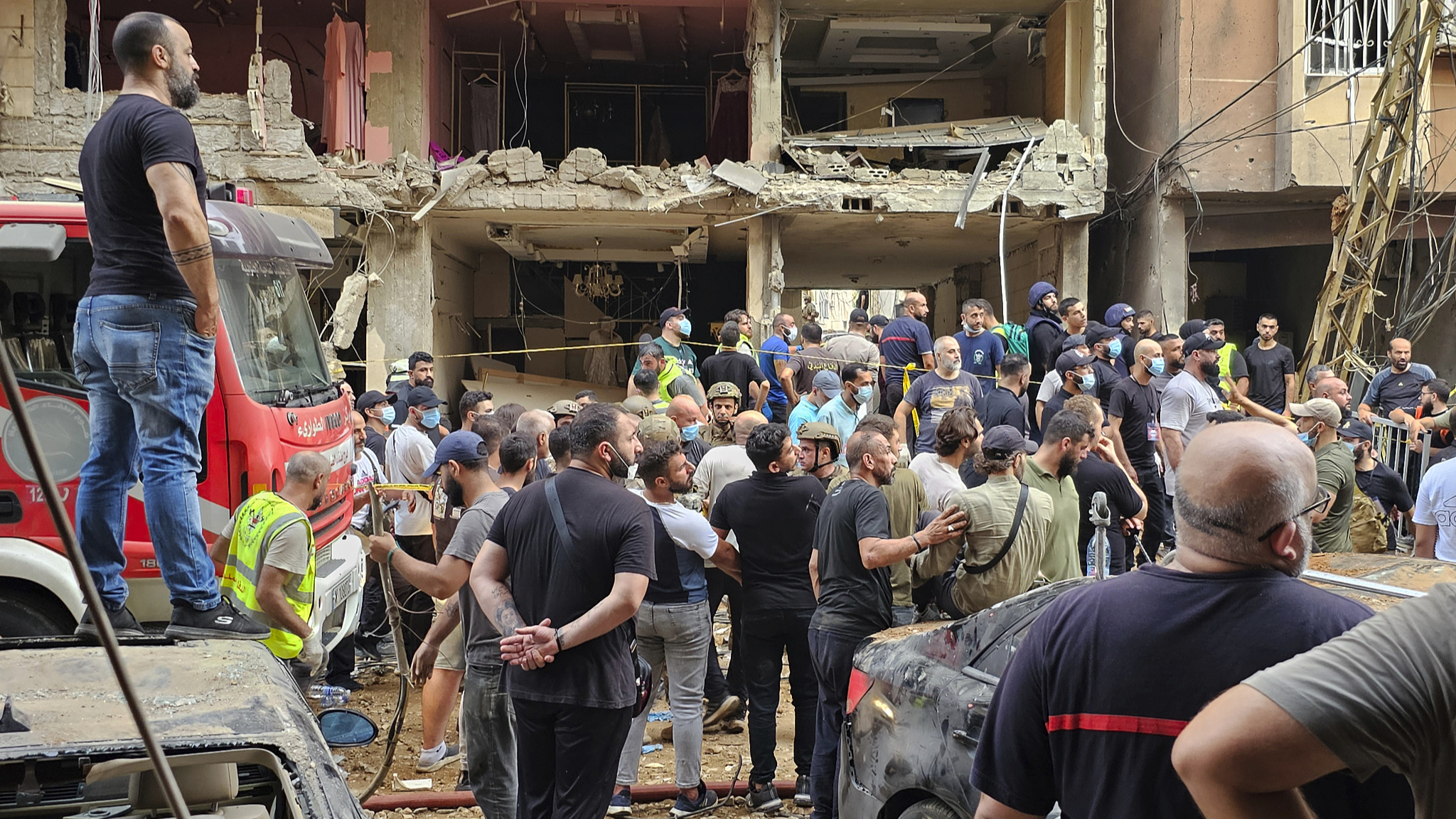 Residents look on as rescuers arrive at the scene of an Israeli missile strike in the southern suburbs of Beirut, Lebanon, September 20, 2024. /CFP