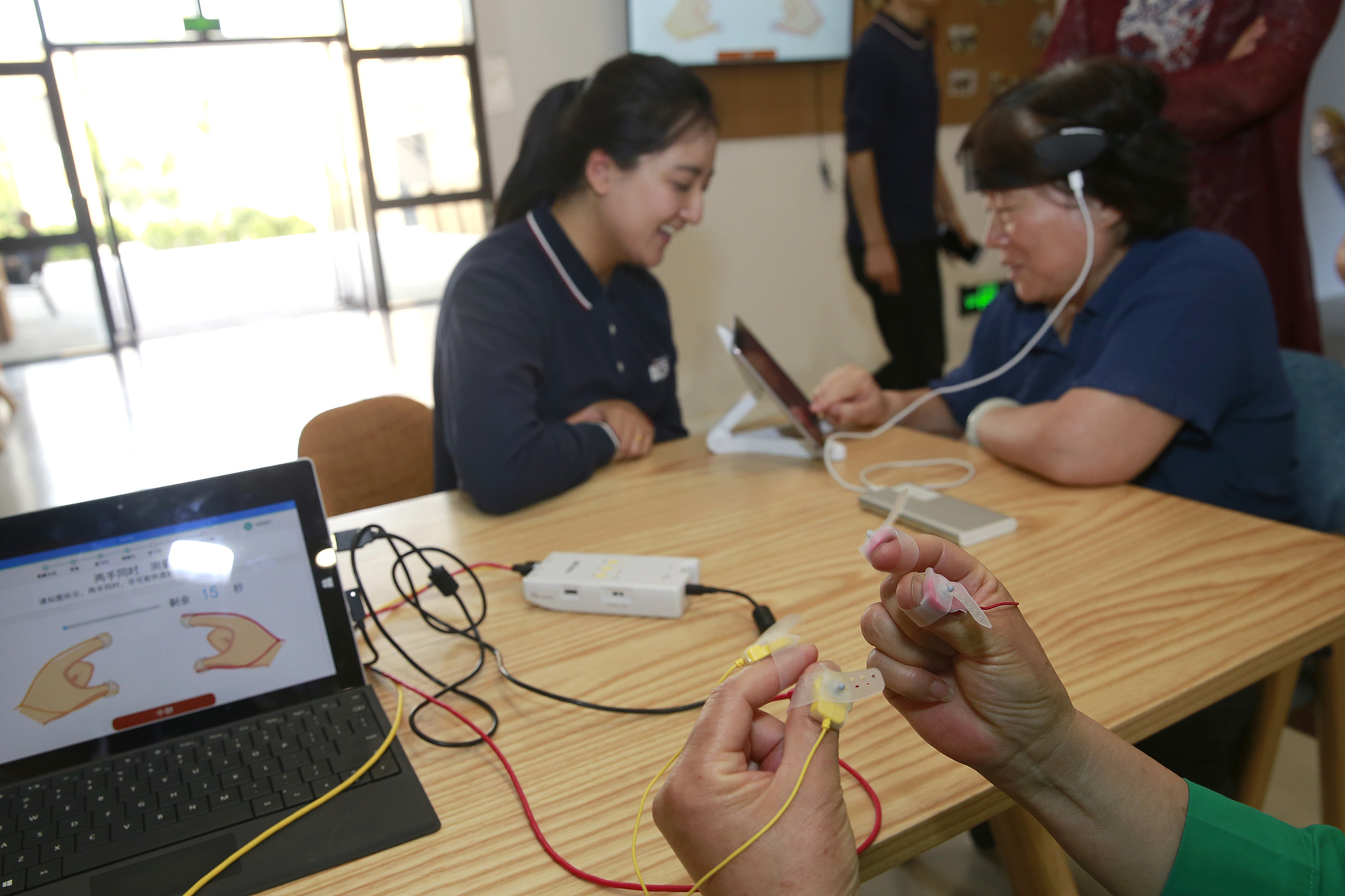 Seniors participate in brain wave games at a nursing home to strengthen their cognitive skills and reduce dementia risk, Tianjin Municipality, China. /CFP