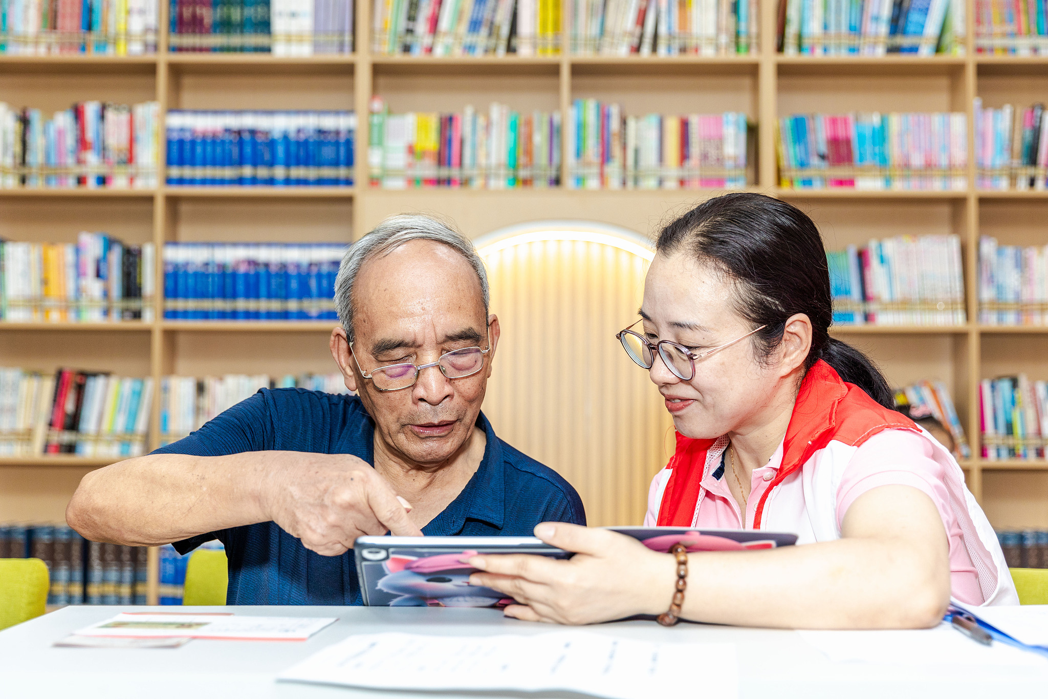 Seniors engage in finger games to train their brains and lower dementia risk in a nursing home in Tianjin, China. /CFP