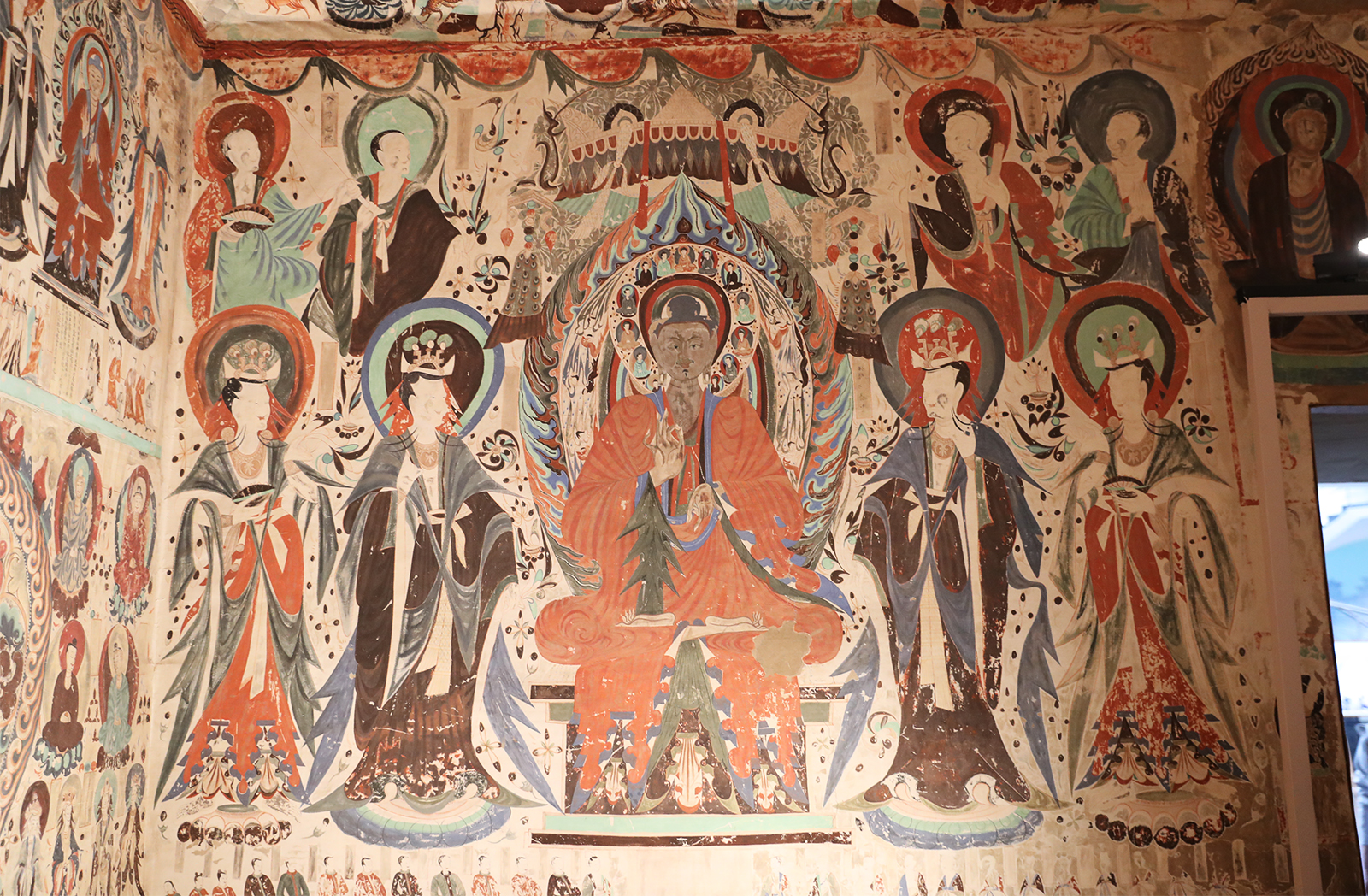 Mural terlihat di replika Gua Mogao 285 di Pusat Pameran Konservasi dan Penelitian Peninggalan Gua Dunhuang di Dunhuang, Provinsi Gansu pada tanggal 20 September 2024. Gua Mogao 285 yang asli dibangun pada masa Dinasti Wei Barat (535-556). /CGTN