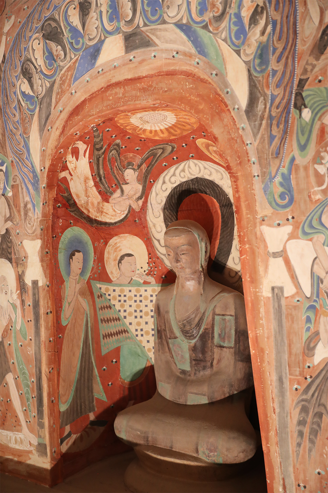 Patung dan mural terlihat di replika Gua Mogao 285 di Pusat Pameran Konservasi dan Penelitian Peninggalan Gua Dunhuang di Dunhuang, Provinsi Gansu pada tanggal 20 September 2024. Gua Mogao 285 yang asli dibangun pada masa Dinasti Wei Barat (535-556). /CGTN