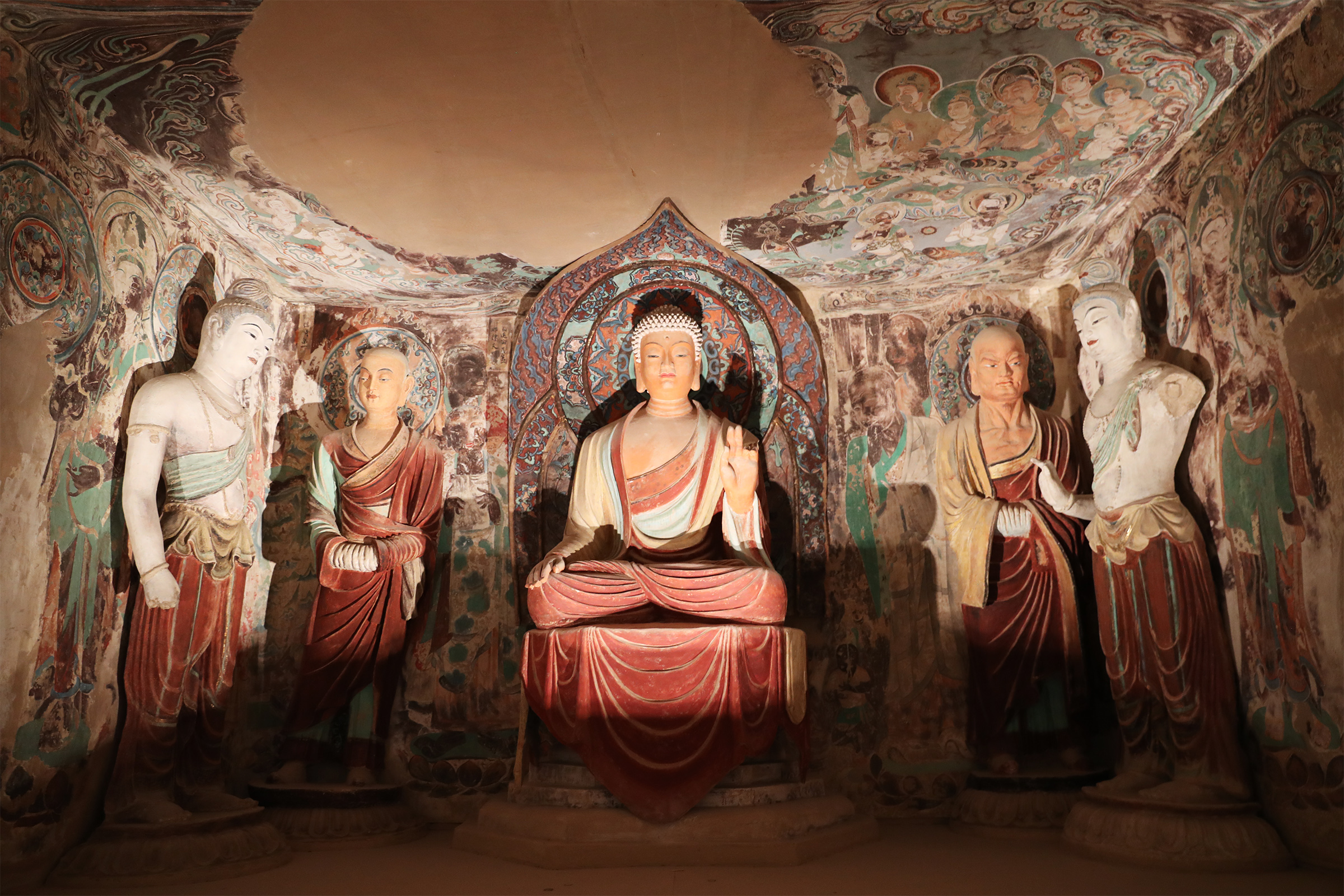 Patung dan mural terlihat di replika Gua Mogao 220 di Pusat Pameran Konservasi dan Penelitian Peninggalan Gua Dunhuang di Dunhuang, Provinsi Gansu pada tanggal 20 September 2024. Gua Mogao 220 yang asli dibangun pada tahun 642 pada masa Dinasti Tang (618-907). /CGTN