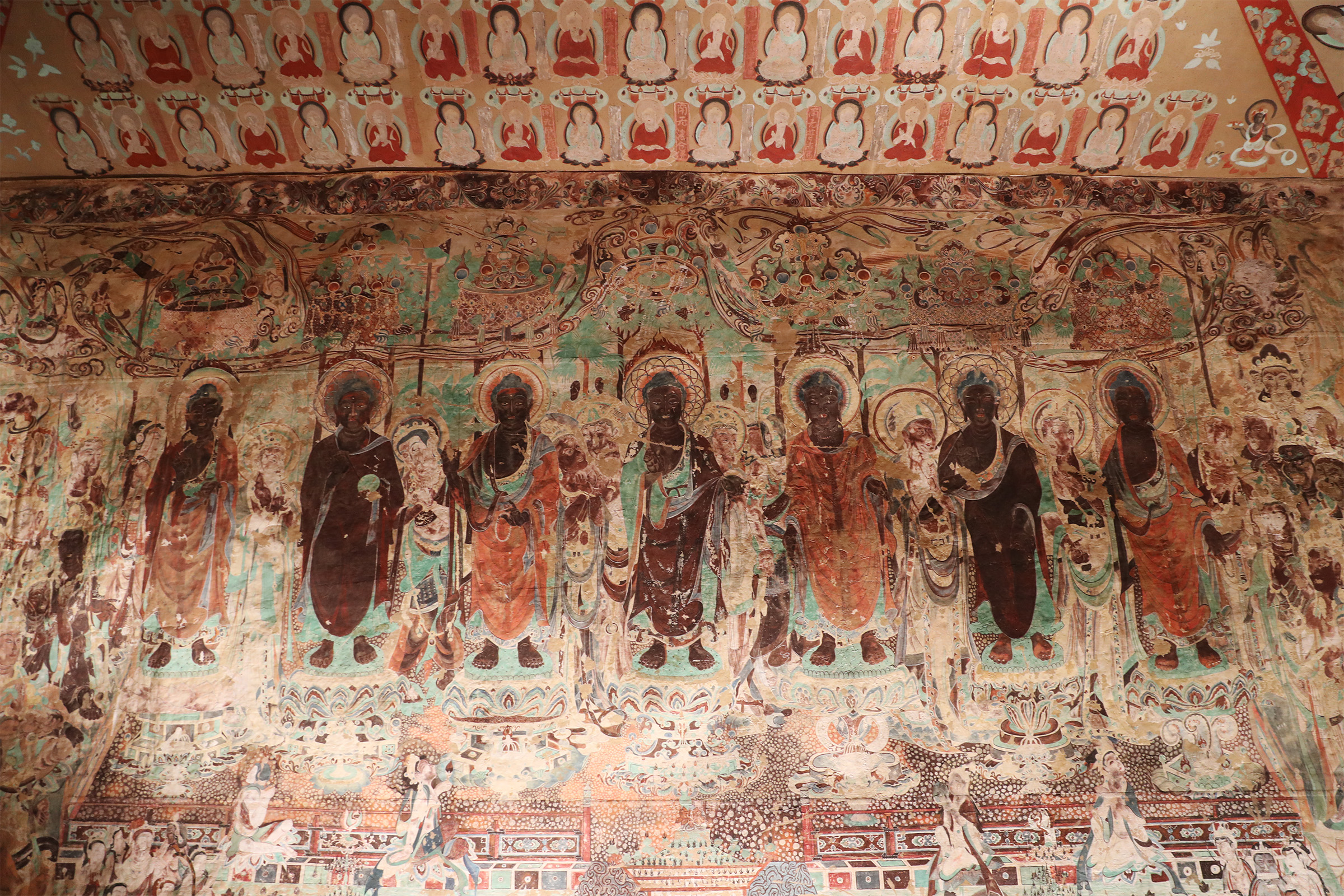 Mural terlihat di replika Gua Mogao 220 di Pusat Pameran Konservasi dan Penelitian Peninggalan Gua Dunhuang di Dunhuang, Provinsi Gansu pada tanggal 20 September 2024. Gua Mogao 220 yang asli dibangun pada tahun 642 pada masa Dinasti Tang (618-907). /CGTN