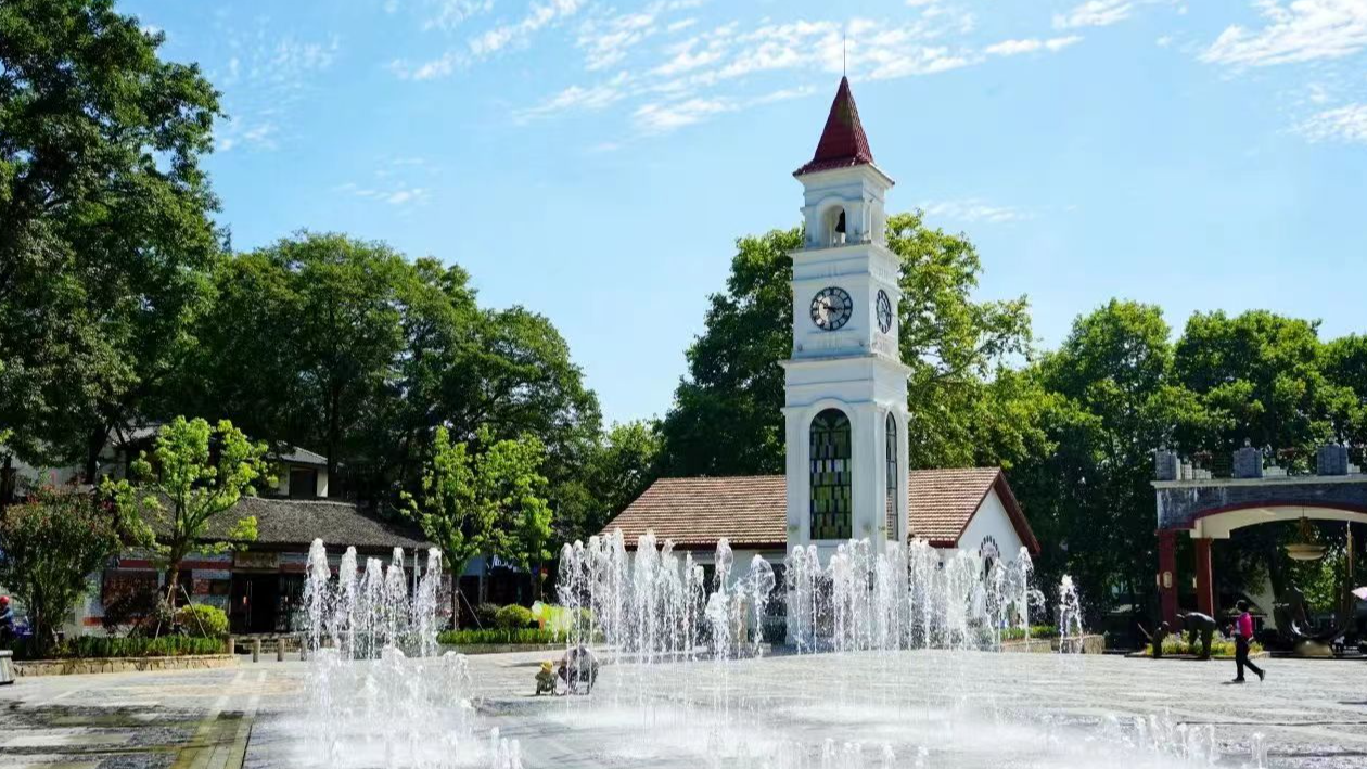 Live: Stroll through Yucun Square in Mogan Mountain