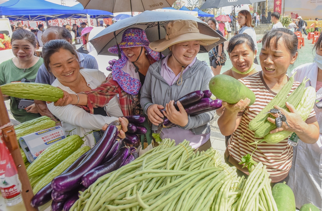 Para wanita memegang buah yang baru dipanen di Nanning, Guangxi pada tanggal 20 September 2024. /IC