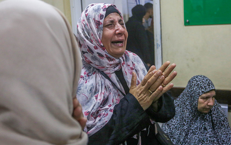 Relatives of the Palestinians who died as a result of Israeli attack on a house belonging to the Al Tartory family in Nuseirat Refugee Camp mourn as the dead bodies brought to the al-Awda Hospital for burial in Jabalia, Gaza, September 17, 2024. /CFP