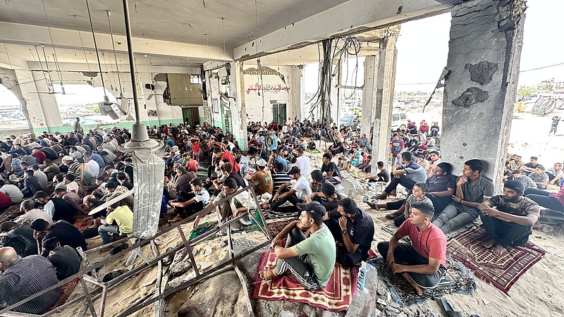 Palestinians perform Friday prayers in the unoverthrown part of the Muhammad Nasruddin al-Albani Mosque, which was heavily damaged by Israeli attacks and most of it was destroyed, in Khan Yunis in Gaza Strip, September 20, 2024. /CFP
