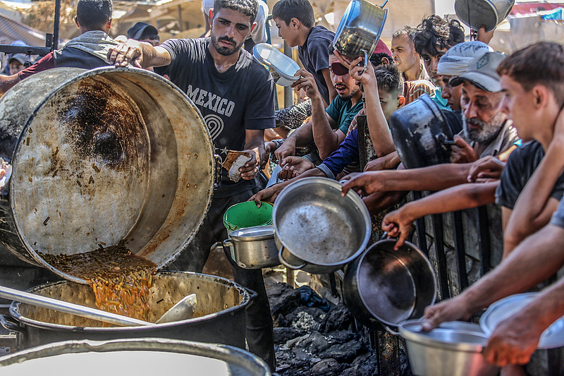 Palestinians, including children, living in the al-Mawasi area wait with empty pots to receive food distributed by charitable organizations as they are unable to obtain many vital needs, including basic food supplies, in Khan Yunis, Gaza Strip, September 18, 2024. /CFP