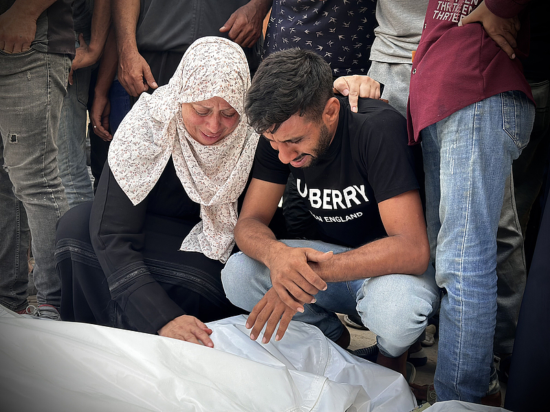 Relatives of the Palestinians who died as a result of Israeli attacks mourn as the dead bodies are brought to the Nasser Hospital in Khan Yunis in Gaza Strip, September 21, 2024. /CFP