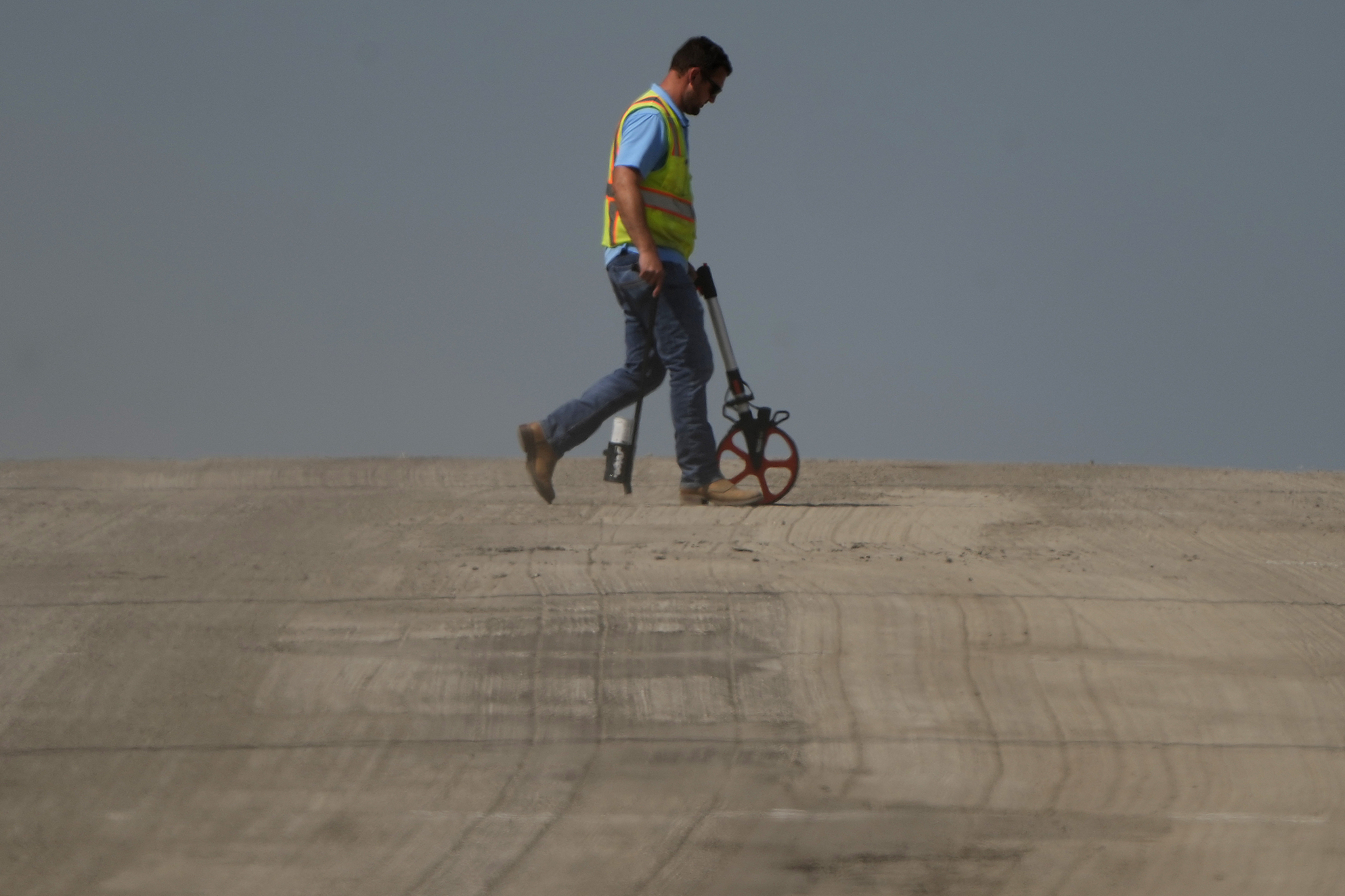 A street construction worker as temperatures topped 37.8 degrees Celsius on August 26, 2024, in Lenexa, Kansas, United States. /CFP