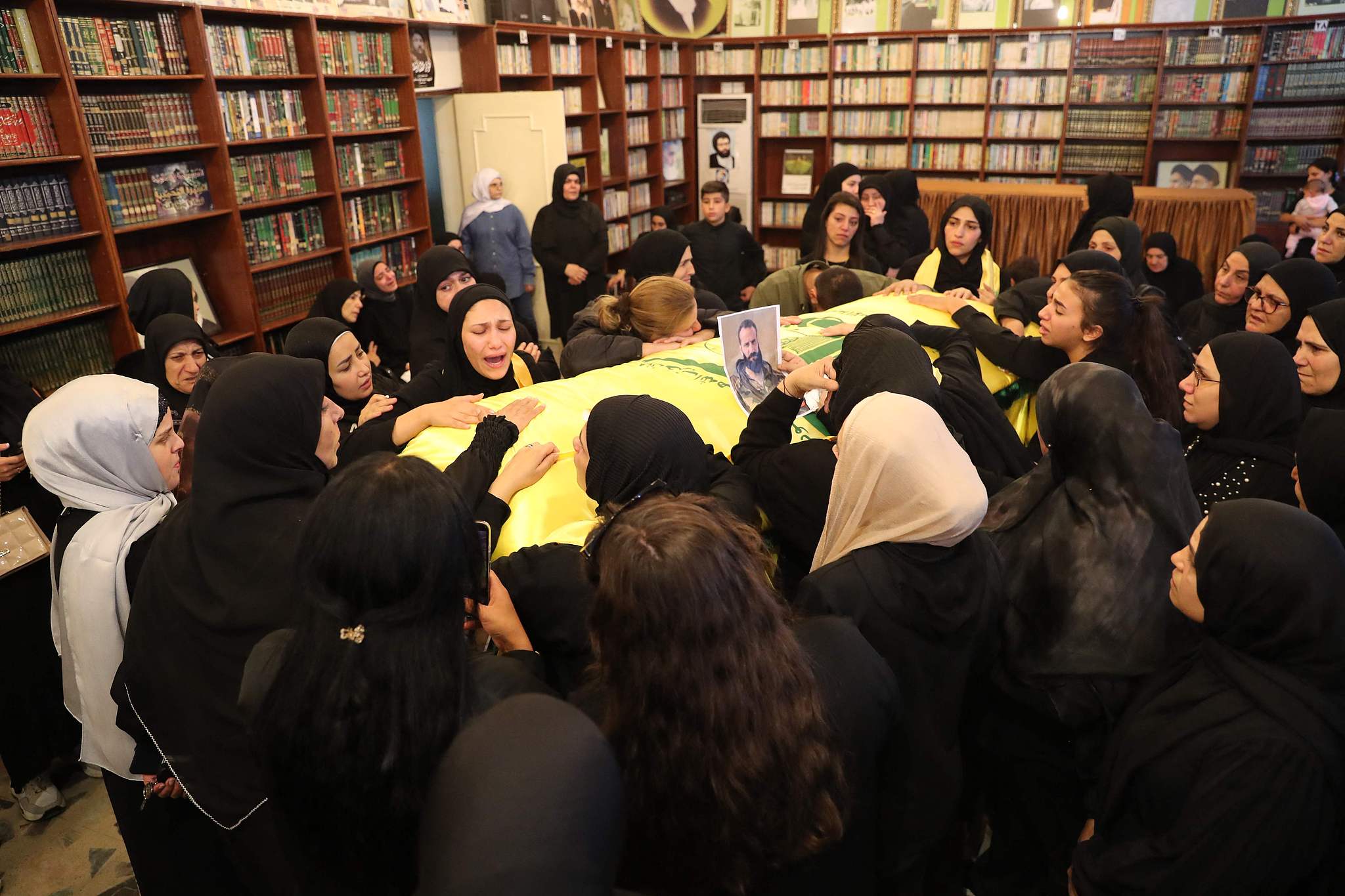 Para wanita berduka atas peti jenazah seorang anggota Hizbullah yang terbunuh selama pemakamannya di Baalbek di lembah Bekaa, Lebanon, 19 September 2024. /CFP