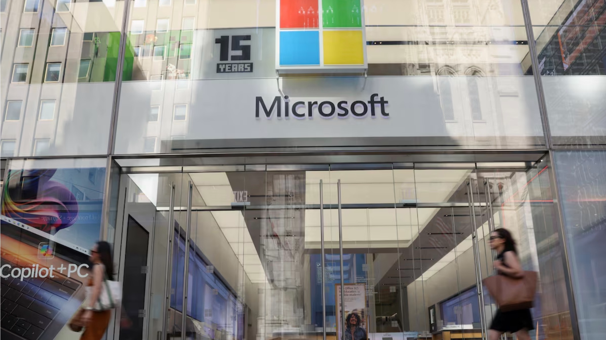 Pedestrians walk past a Microsoft Experience Center following a global IT outage, New York City, U.S., July 19, 2024. /CMG