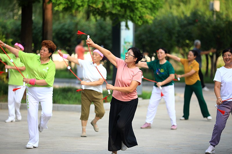 Warga lanjut usia melakukan olahraga pagi di sebuah taman di Huaian, Provinsi Jiangsu, Tiongkok timur, 28 Agustus 2024. /CFP