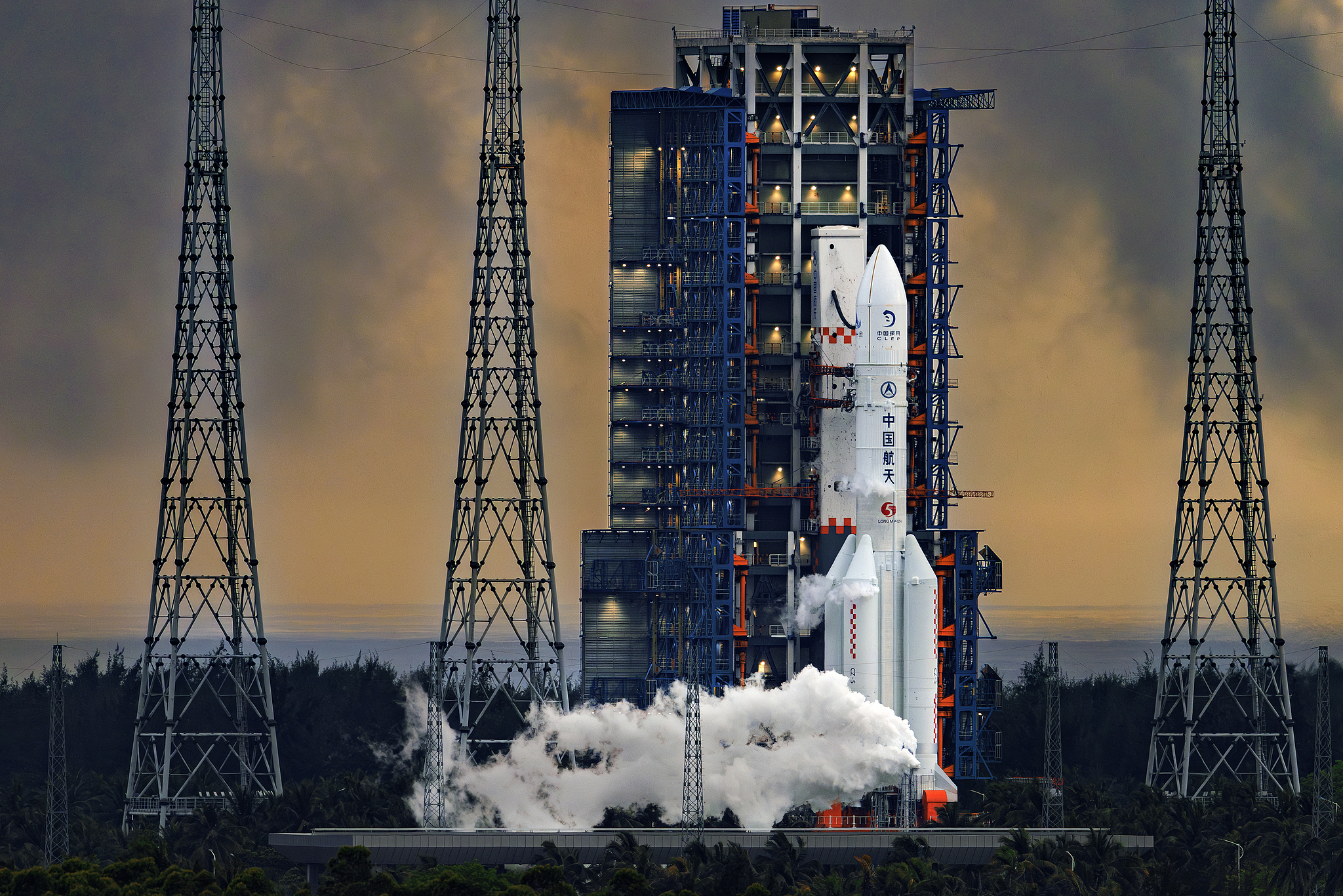 A Long March-5 rocket, carrying the Chang'e-6 spacecraft, lifts off from the Wenchang Space Launch Site in south China's Hainan Province, May 3, 2024. /CFP