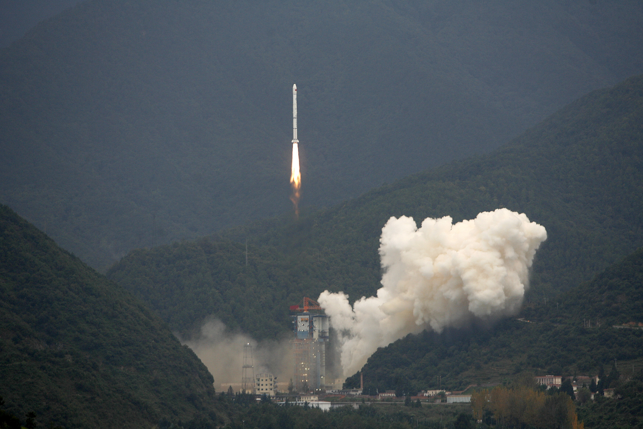 Tiongkok meluncurkan wahana antariksa bulan pertamanya, Chang'e-1 dari Pusat Peluncuran Satelit Xichang di Provinsi Sichuan, Tiongkok barat daya, pada tanggal 24 Oktober 2007. /CFP