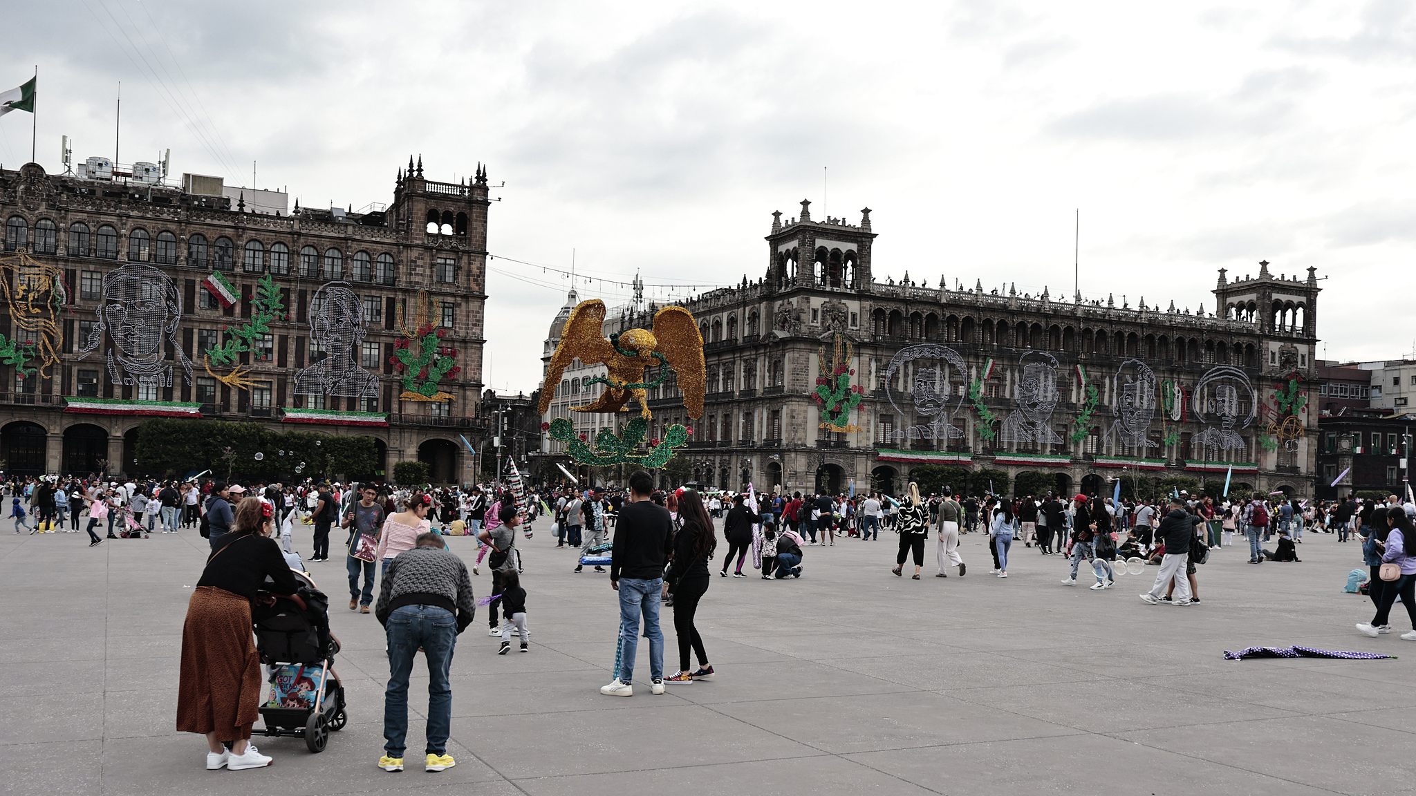 People wait for the lighting ceremony to enjoy the CDMX Zocalo with their family and friends in Mexico City, Mexico, September 8, 2024. /CFP