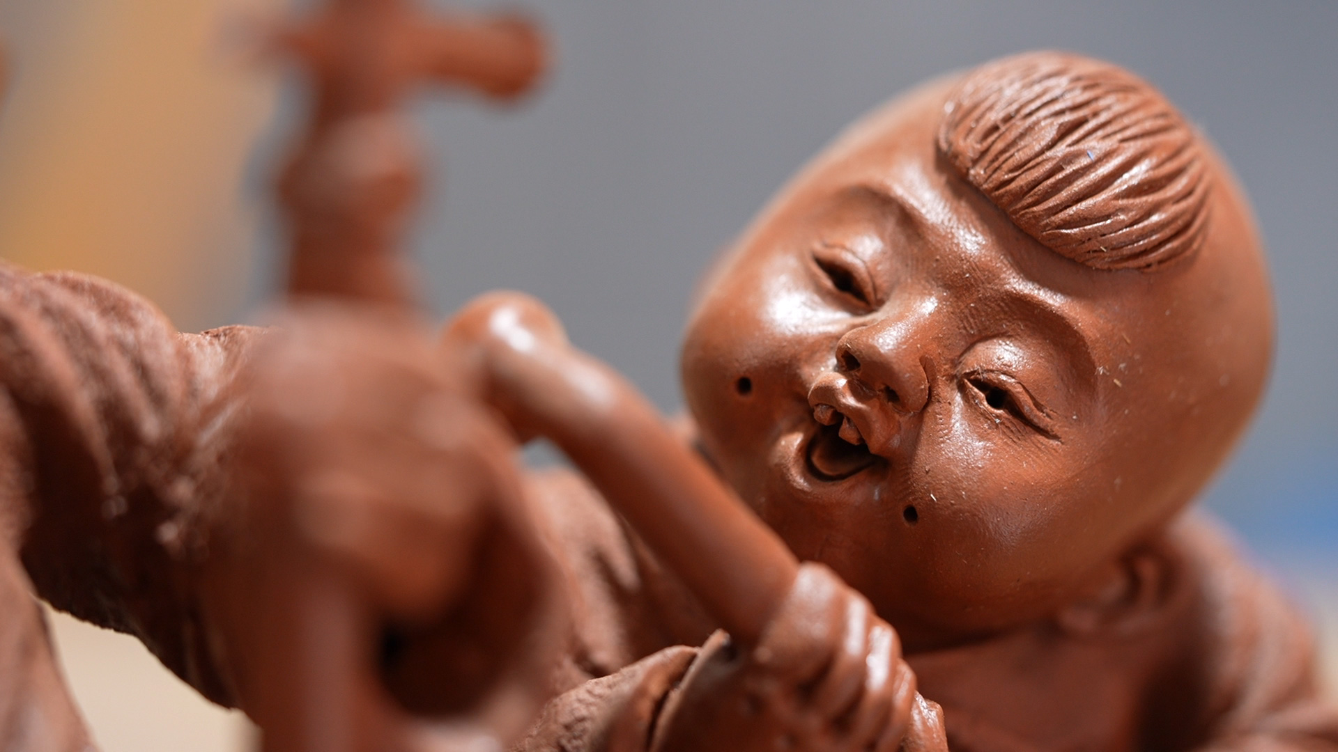 A Cui Haihai sculpture of a smiling child. Hu Rui/CGTN