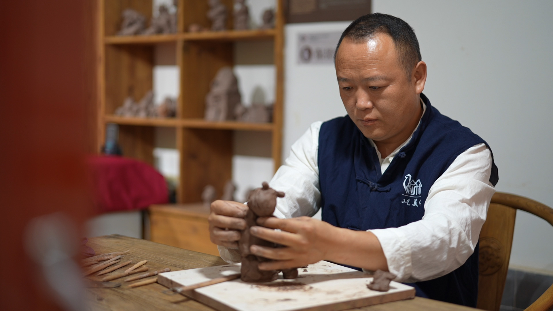 Cui Haihai makes a clay sculpture in Shaanxi, northwest China. Hu Rui/CGTN