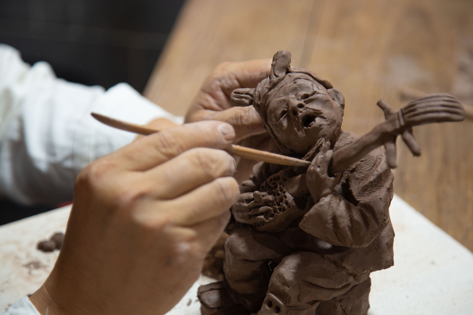 Cui Haihai makes a clay sculpture in Shaanxi, northwest China. Chen Hongyu/CGTN