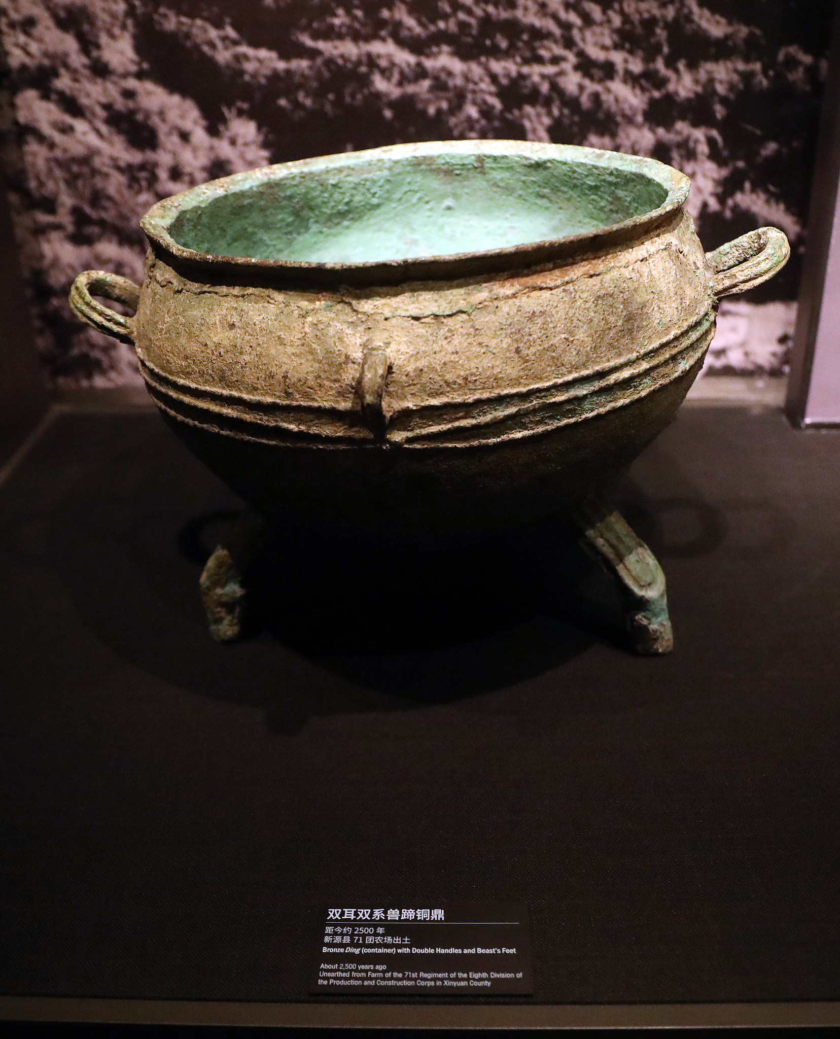 Bronze Ding, a container with double handles and beast's feet. /CFP