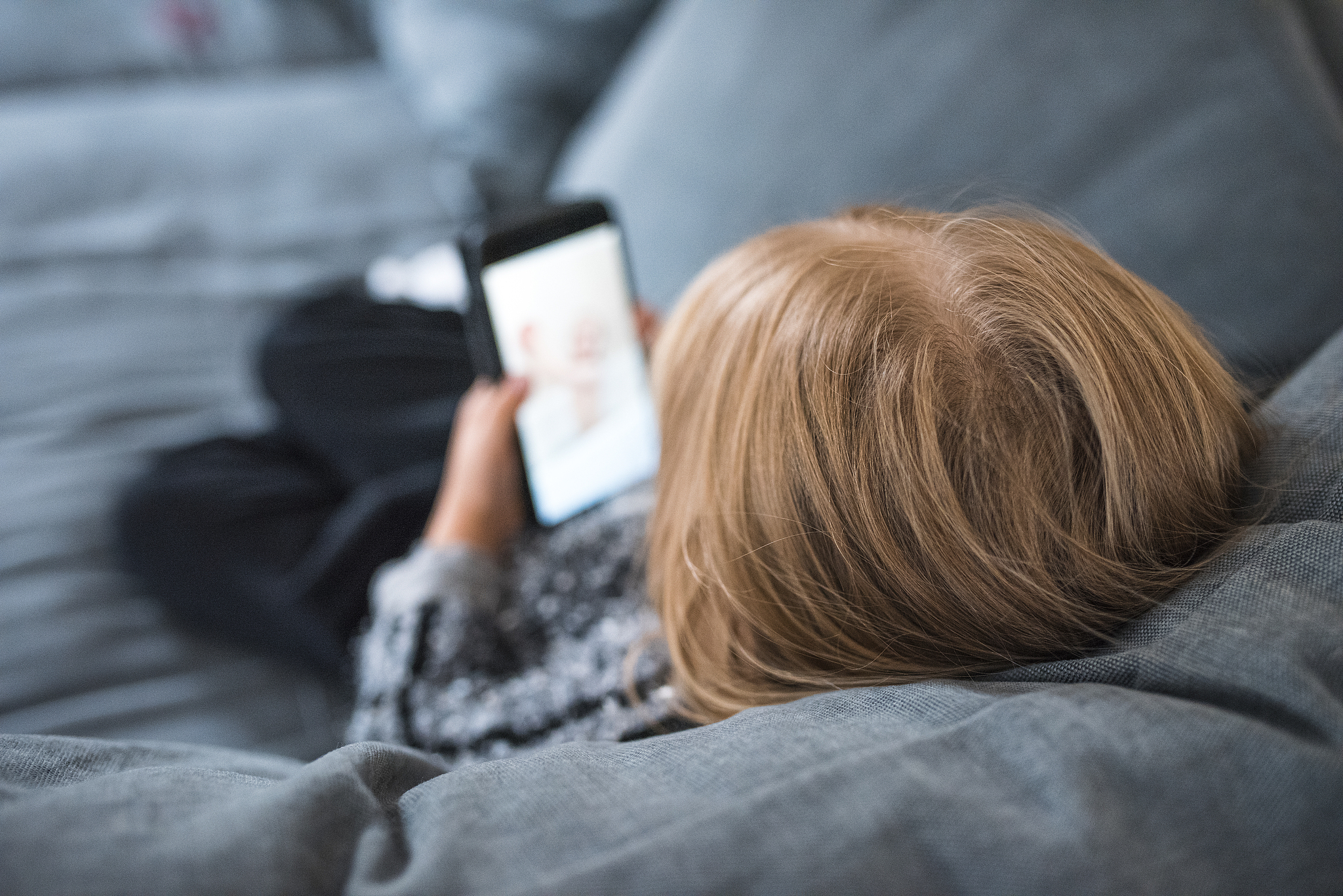 California has enacted a law to limit or ban smartphone use in schools, responding to rising concerns about the effects of excessive screen time on students' mental health. /CFP