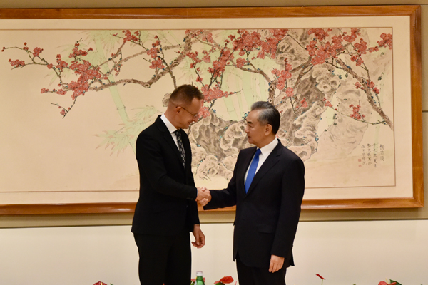 Wang Yi (R) meets with Hungarian Minister of Foreign Affairs and Trade Peter Szijjarto in New York, U.S., September 23, 2024. /Chinese Foreign Ministry