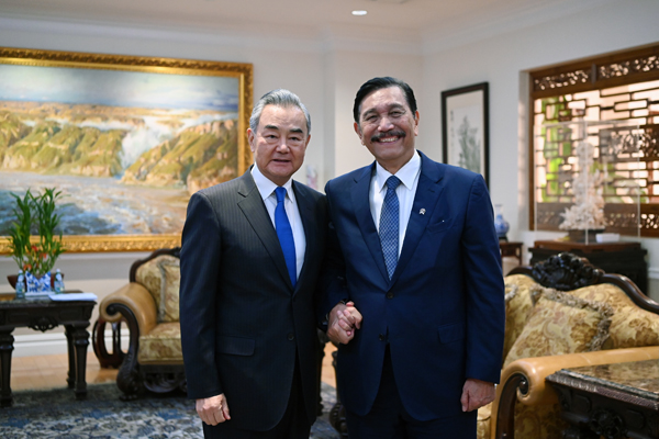 Wang Yi (L) meets with Indonesian Coordinator for Cooperation with China and Coordinating Minister of Maritime Affairs and Investment Luhut Binsar Pandjaitan in New York, U.S., September 23, 2024. /Chinese Foreign Ministry