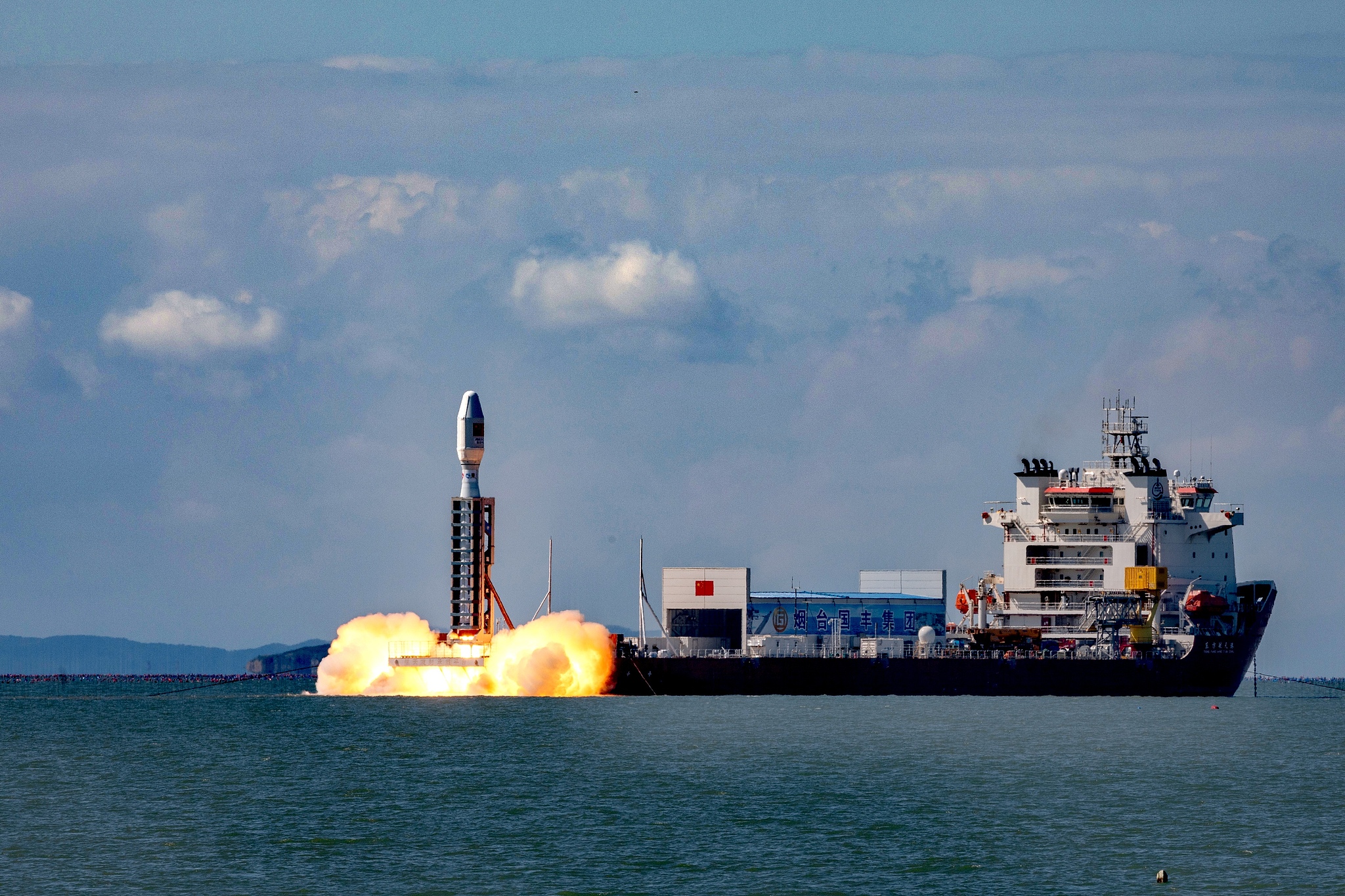 A Smart Dragon-3 carrier rocket, carrying eight satellites, launches from sea level near Haiyang, Shandong Province, China, September 24, 2024. /CFP
