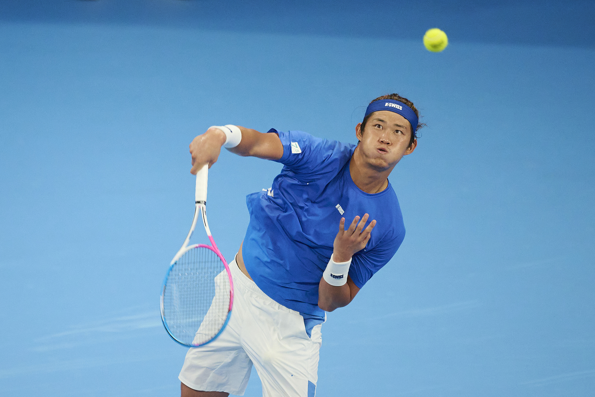 Zhang Zhizhen of China competes against compatriot Bu Yunchaokete in the men's singles semifinals at the Hangzhou Open in Hangzhou, east China's Zhejiang Province, September 23, 2024. /CFP