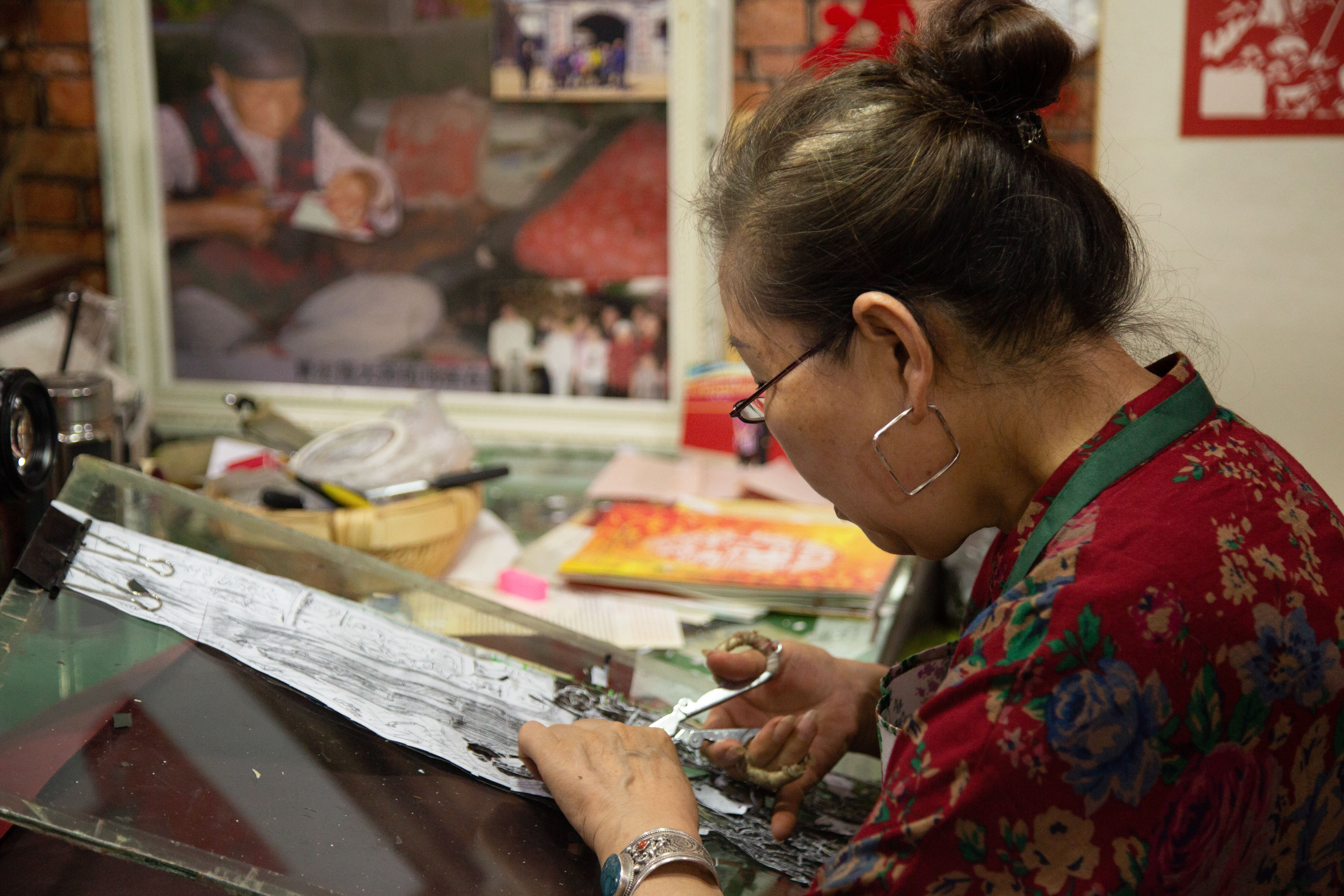 Cao Hongxia cuts paper in Yulin, northwest China's Shaanxi Province, September 3, 2024. Chen Hongyu/CGTN