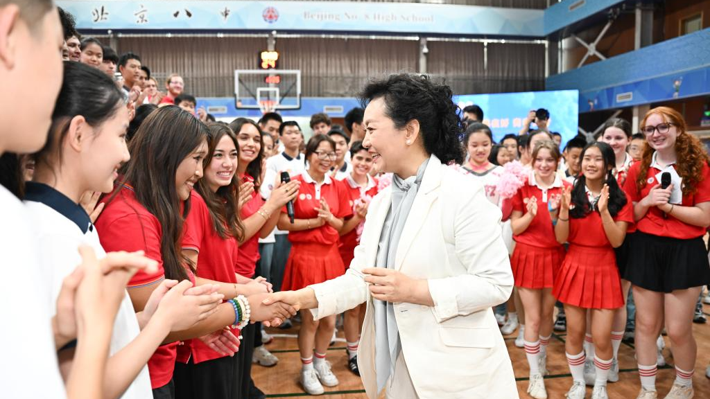 Peng Liyuan, wife of Chinese President Xi Jinping, shakes hands with a student after the group photo at Beijing No. 8 High School, Beijing, capital of China, September 24, 2024. /Xinhua