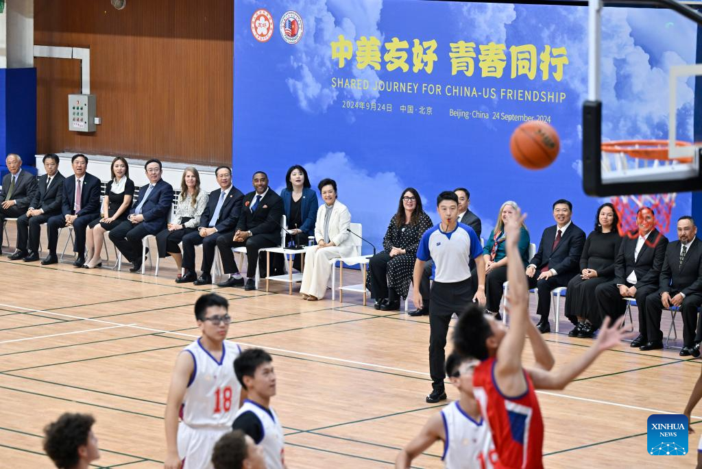 Peng Liyuan, wife of Chinese President Xi Jinping, watches the China-U.S. youth basketball friendly match together with foreign and Chinese guests at Beijing No. 8 High School, Beijing, capital of China, September 24, 2024. /Xinhua 