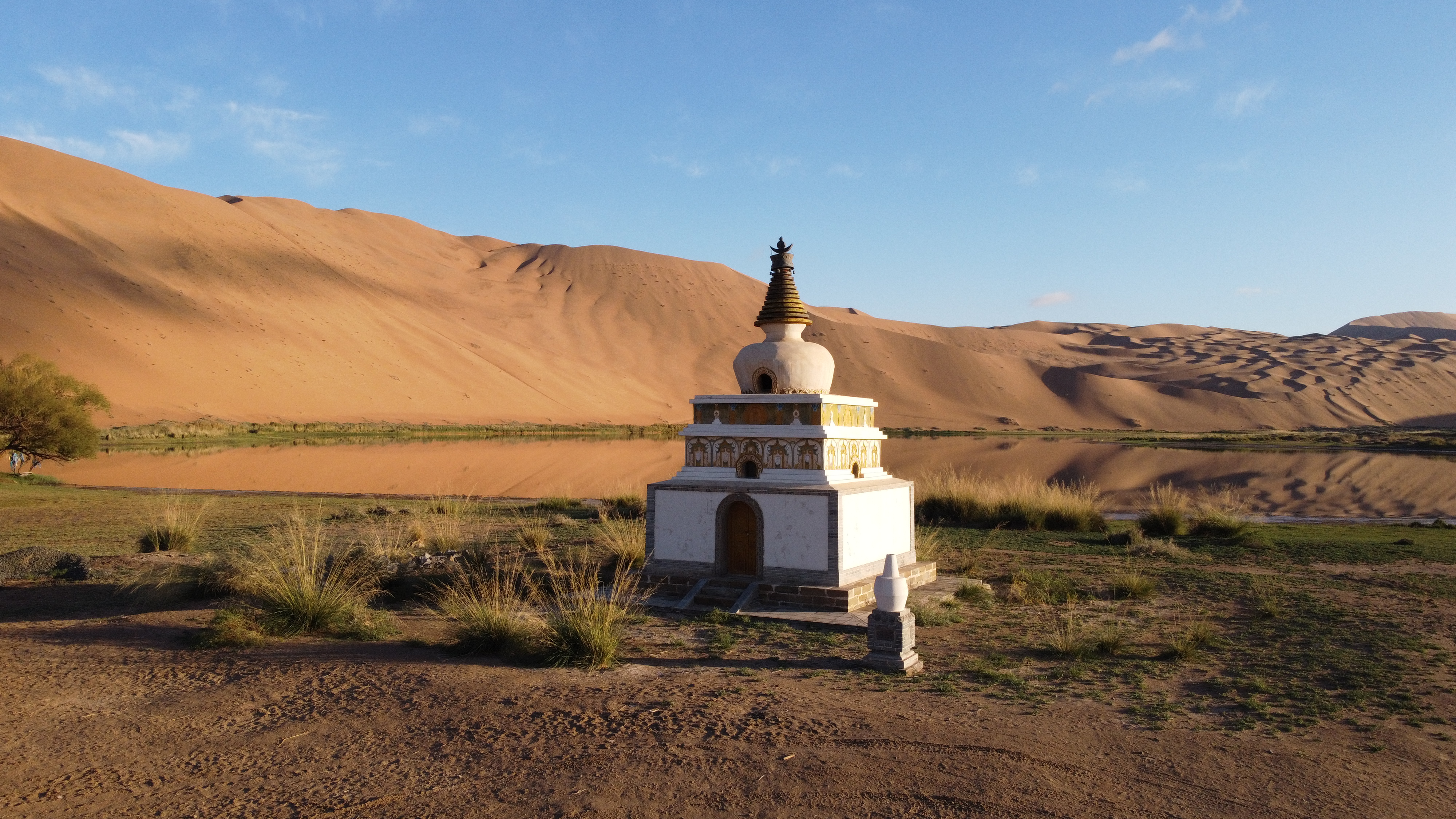 A photo taken on September 22, 2024 shows a dagoba near the Badain Jaran Temple deep in the desert of Alxa Right Banner, Inner Mongolia Autonomous Region. /CGTN