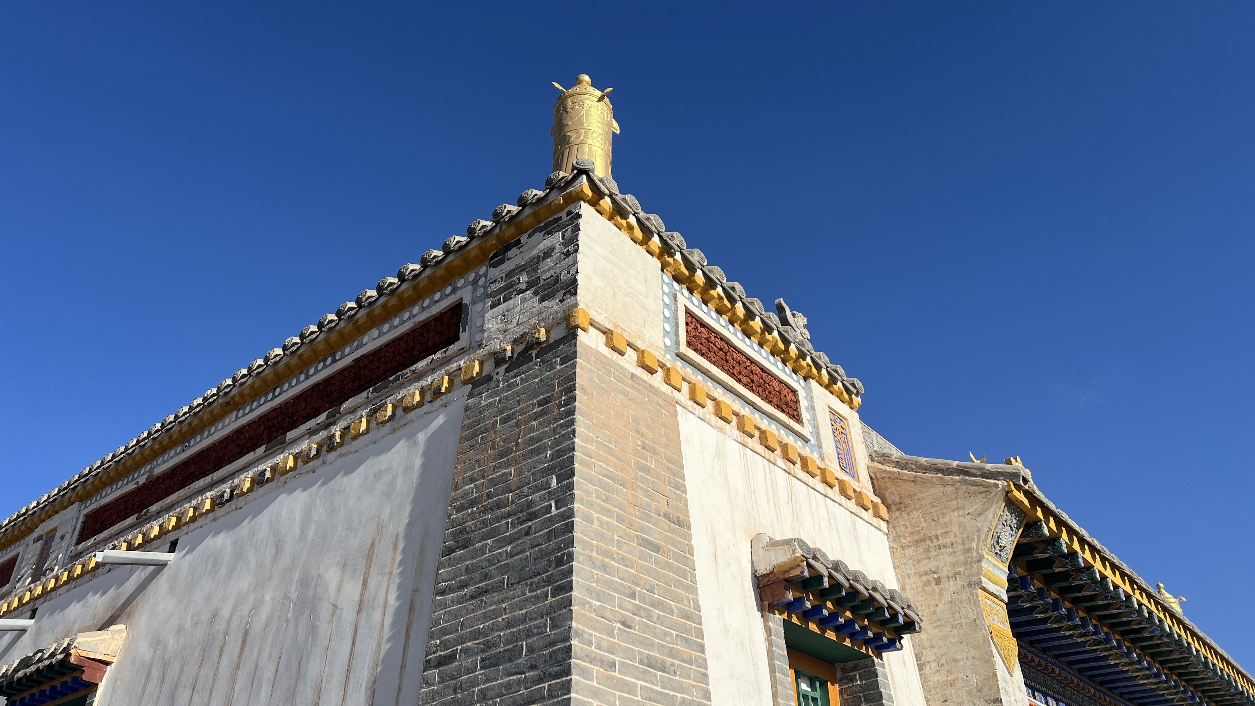 A photo taken on September 22, 2024 shows architectural details of the Badain Jaran Temple deep in the desert of Alxa Right Banner, Inner Mongolia Autonomous Region. /CGTN