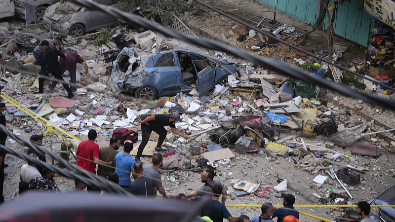 Residents check the site of an Israeli air strike in the southern suburbs of Beirut, Lebanon, September 24, 2024. /CFP