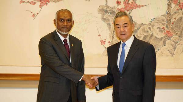 Chinese Foreign Minister Wang Yi (R), also a member of the Political Bureau of the Communist Party of China Central Committee, meets with Maldivian President Mohamed Muizzu in New York, U.S., September 23, 2024. /Chinese Foreign Ministry