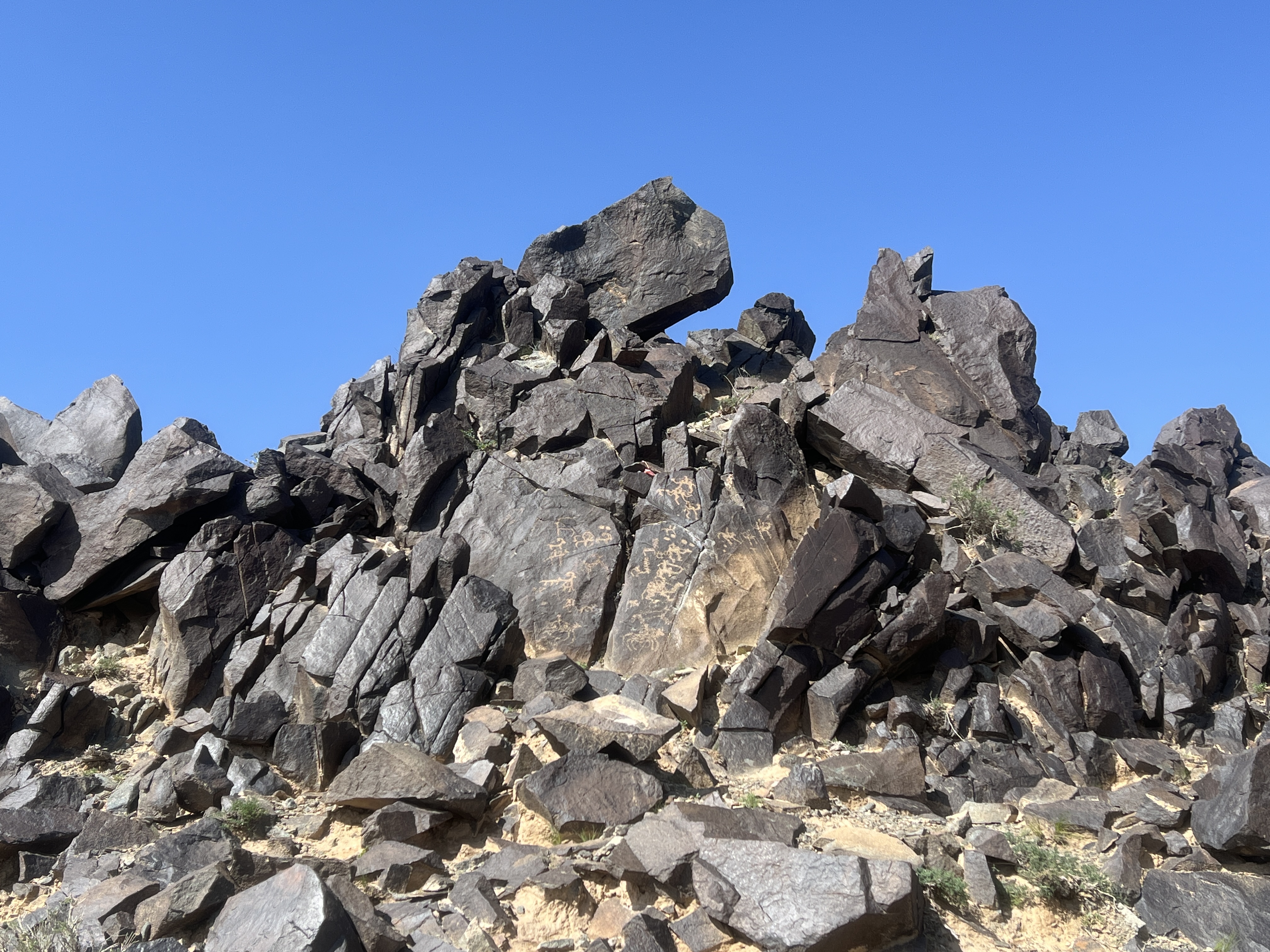 Hunting scenes can be seen etched into a cluster of rocks in the Mandela Mountains, 22 September 2024. /CGTN