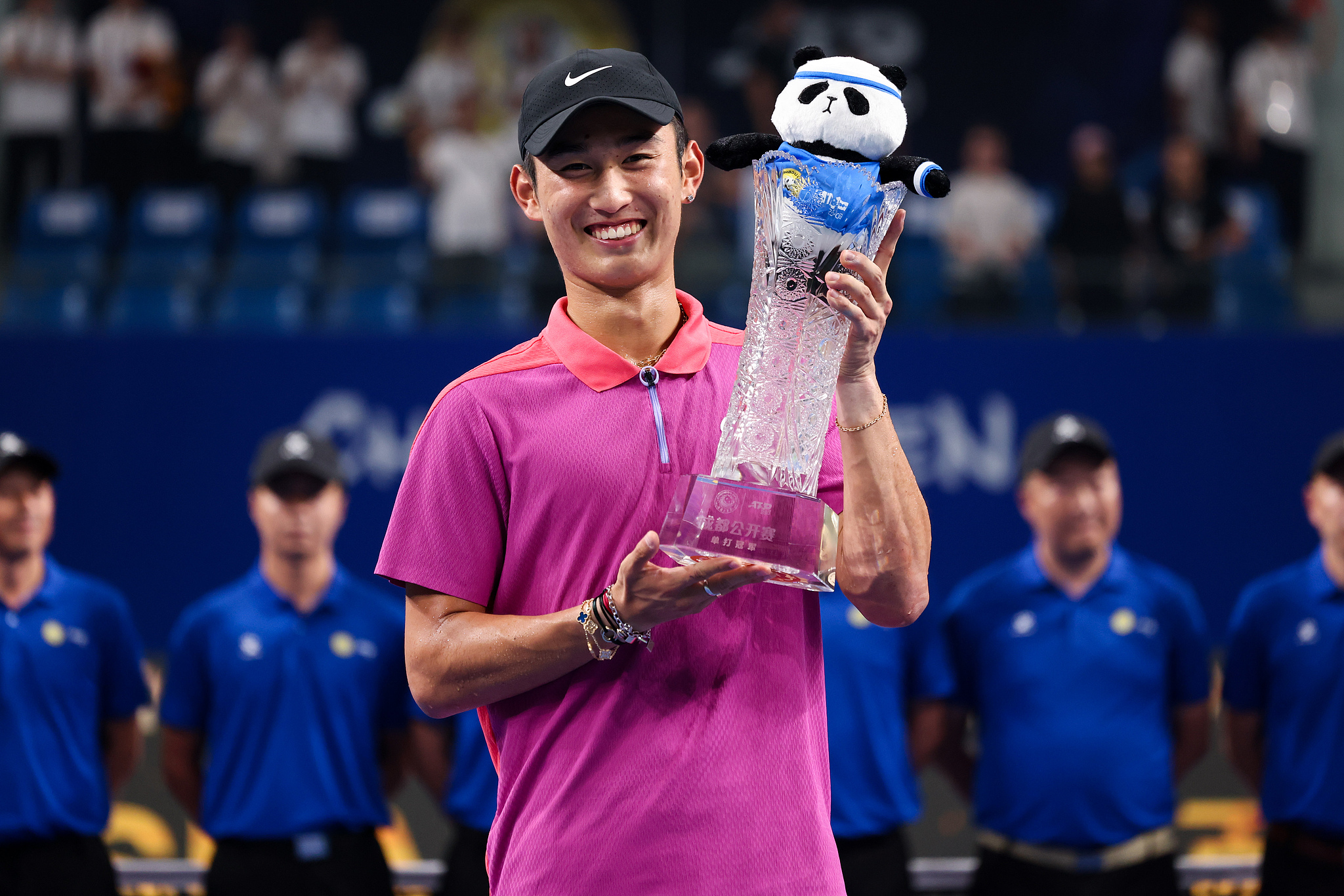 Shang Juncheng of China displays the men's singles trophy after winning the final at the Chengdu Open in Chengdu, southwest China's Sichuan Province, September 24, 2024. /CFP