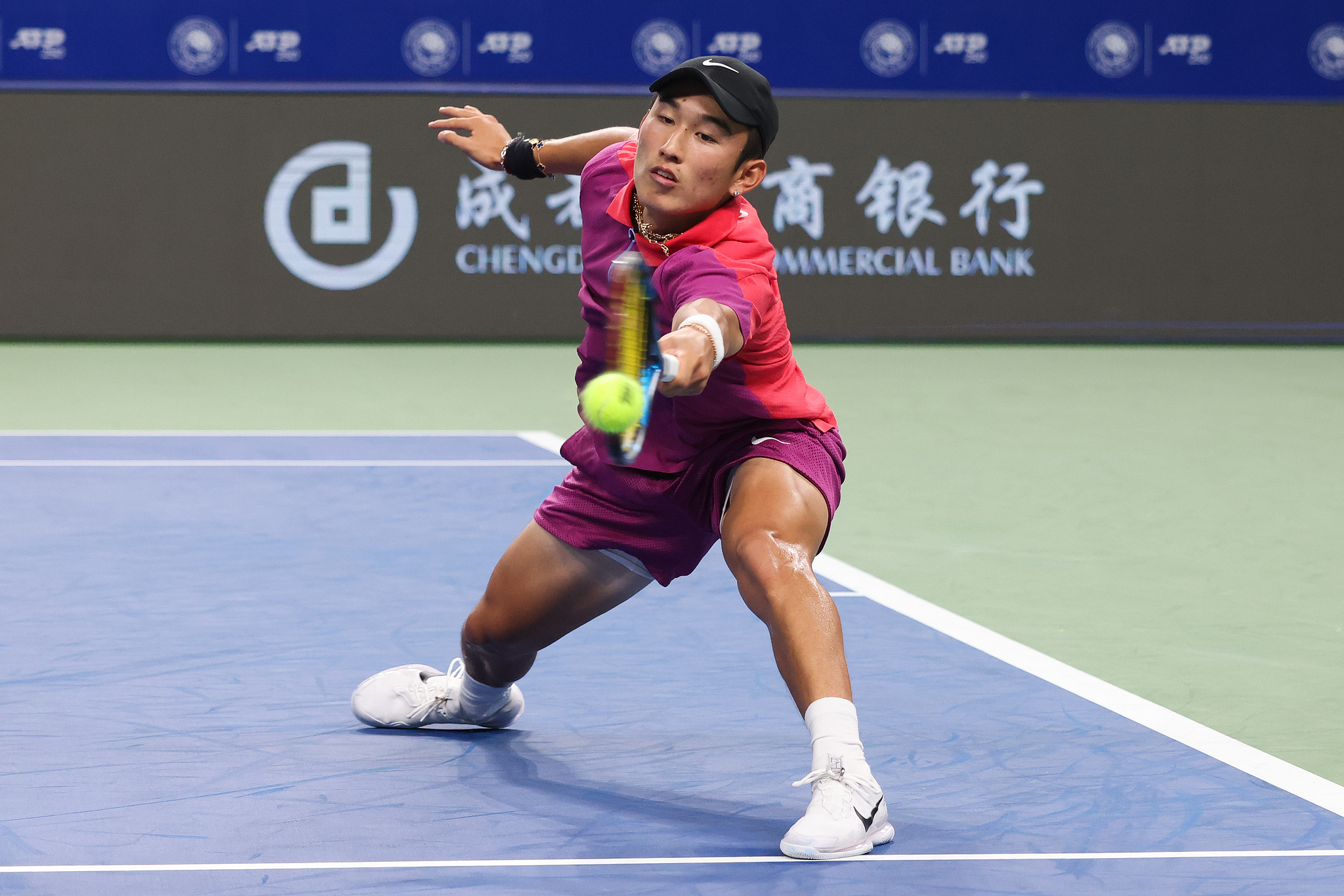 Shang Juncheng of China hits a shot in the men's singles final against Lorenzo Musetti of Italy (not pictured) at the Chengdu Open in Chengdu, southwest China's Sichuan Province, September 24, 2024. /CFP